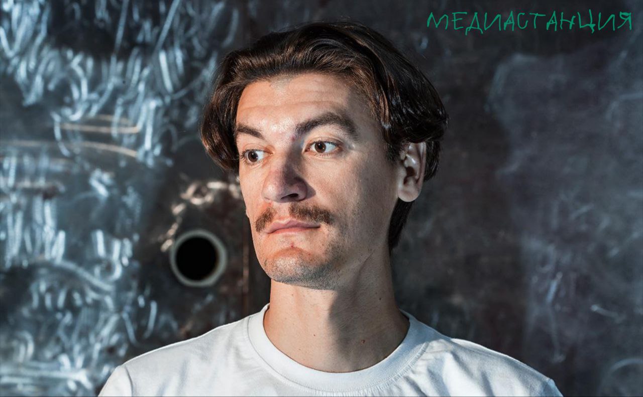 Комику Александру Гудкову выписали штраф в размере 11 тыс за разжигание ненависти и призывы направленные против группы лиц сообщают СМИ Всему виной старая пародия на клип SHAMAN Я русский который Гудков переделал на Я узкий Несмотря на то что ролик вызвал возмущение некоторых зрителей ещё в 2022 году то бишь сразу после выпуска расследование по делу завершилось только сейчас Остаётся надеяться что Гудкову хватит денег на оплату штрафа с его нынешних выступлений Выёживаться то как раньше уже не вариант mediastanciacom