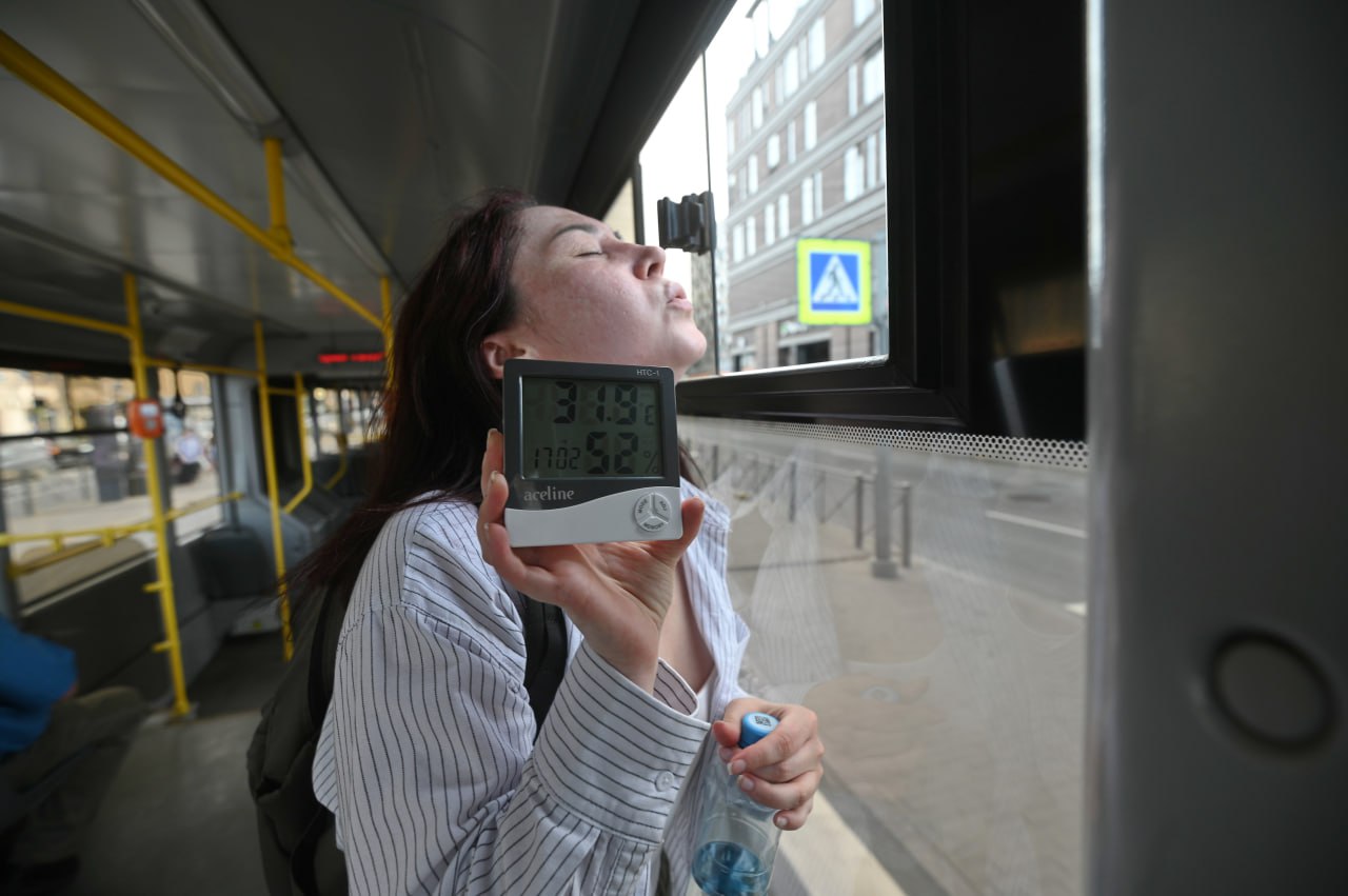Только в 1,5% транспорта Петербурга выявили проблемы с температурным режимом В пресс-службе СПб ГКУ «Организатор перевозок» уверяют, что кондиционеры работают как надо. Вот только есть они пока что не везде. - В коммерческих автобусах кондиционеры установлены в 100% случаев, в ГУП «Пассажиравтотранс» - в 70%, в СПб ГУП «Горэлектротранс» - в 74%, - уточнили пресс-службе ведомства. Поэтому если вы сели в автобус, где кондиционера нет и очень душно, то имейте в виду: вам просто не повезло. : СПб — отдай свой буст нам
