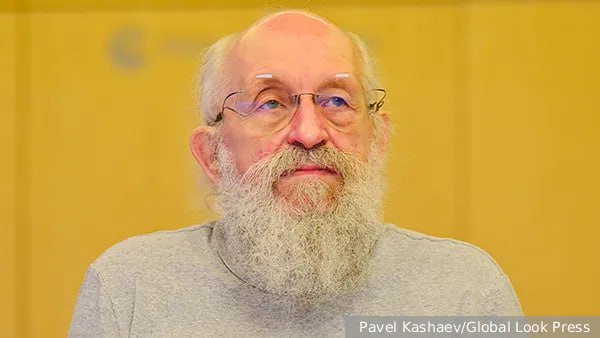 Вассерман о Grokipedia от Маска Щука в море против имитаторов интеллекта Илон Маск запустил Grokipedia новую платформу с более чем 800 тысячами статей созданных искусственным интеллектом от компании xAI Сам Маск обещает очистить энциклопедию от пропаганды и сделать альтернативу Википедии Публицист и депутат Госдумы Анатолий Вассерман идею оценил как полезную но предупредил не все так просто Любые альтернативы как правило полезны по принципу на то и щука в море чтоб карась не дремал Конкуренция заставляет добиваться улучшения качества заметил он Однако Вассерман тут же добавил ложку скепсиса в этот цифровой борщ С имитаторами интеллекта дело сейчас обстоит не просто плохо а очень плохо Все эти проекты не способны к самостоятельному обучению и сверке результатов с реальностью По мнению публициста современные ИИ просто собирают текст из фрагментов найденных страниц а поскольку в интернете неверных сведений больше чем верных на выходе часто получается весьма сомнительный контент Невозможно быть полностью свободным от каких либо мнений и предубеждений Всегда и все субъективны будь то люди или имитаторы опирающиеся на чужие субъективные мнения подытожил он Подписаться Читать эксклюзив