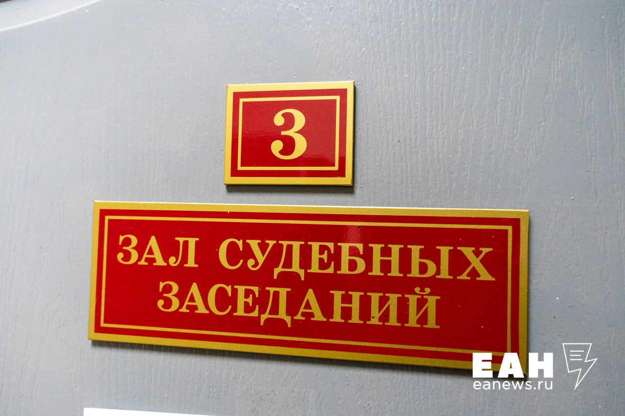 В Челябинске директора дорожного предприятия осудили за взятку сотруднику Ростехнадзора Советский районный суд вынес приговор руководителю уральского филиала АО «ДЭП № 33» Георгию Голембиовскому. В конце 2020 года он передал 700 тыс. рублей замначальника отдела по государственному строительному надзору Уральского управления Ростехнадзора Дмитрию Горбачеву. Деньги предназначались за беспрепятственное проведение итоговой проверки и выдачу положительного заключения по объекту строительства и реконструкции участка трассы М-5, несмотря на наличие невыполненных работ. Суд приговорил директора предприятия к двум годам лишения свободы в колонии строгого режима. Также ему предстоит выплатить штраф в 7 млн рублей.
