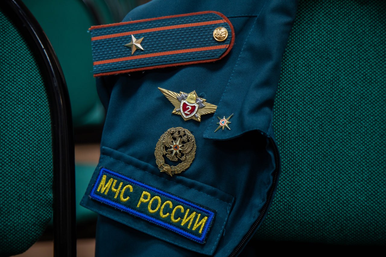 Спасатели в Якутии помогли женщине снять застрявшее кольцо  Сотрудники Службы спасения Якутии вновь оказали помощь в нестандартной бытовой ситуации. Сегодня дежурная смена под руководством старшего смены Дениса Петухова сняла застрявшее кольцо с пальца женщины.   Подобные операции спасатели проводят регулярно. Когда украшение слишком плотно обжимает палец, это может вызвать отек, нарушить кровообращение и повредить мягкие ткани. В особо тяжелых случаях при сильном сдавливании и отсутствии своевременной помощи возможен даже некроз или ампутация.  Специалисты используют специальные инструменты и методы, позволяющие аккуратно снять кольцо без дополнительных травм. Спасатели напоминают: при первых признаках отека и невозможности самостоятельно снять кольцо нужно немедленно обратиться к профессионалам, а не пытаться решить проблему подручными средствами.  Фото: Зуйко  Оксана
