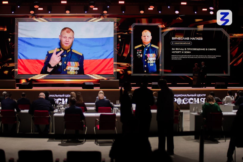 Ветеран СВО из Хабаровского края Вячеслав Нагаев вошёл в десятку лидеров всероссийского народного голосования за просветительскую премию Знание Премия Для победы ему необходимо набрать максимальное количество голосов в номинации За вклад в просветительство в сфере Спорт и ЗОЖ Онлайн голосование проходит на платформе MAX до 1 февраля сообщили в министерстве образования и науки Хабаровского края Напомним что Вячеслав Нагаев кавалер ордена Мужества и двух медалей За отвагу несмотря на тяжёлые ранения и ампутацию ноги возглавляет спортивное направление Ассоциации ветеранов СВО в регионе Он занимается волейболом сидя проводит семинары по адаптивному спорту и регулярные Уроки мужества для молодёжи   Подписывайтесь на телеканал Хабаровск в MAX