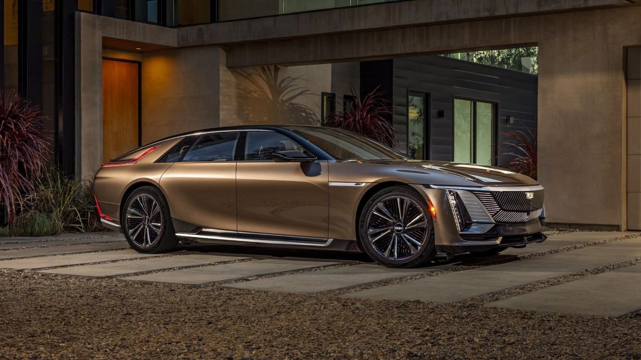 Cadillac Celestiq выходит на рынок после семи лет разработки После почти семи лет инженерных и дизайнерских работ Cadillac начал поставки электромобиля Celestiq стоимостью $360 000. Модель позиционируется как ответ Bentley и Rolls-Royce. Силовая установка включает два электродвигателя мощностью 609 л.с. и батарею 111 кВтч с запасом хода 482 км. Восполнить батарею на 125 км можно всего 10 минут. В салоне установлен четырёхзонный климат-контроль, массажные кресла и стеклянная крыша Smart Glass, секции которой можно затемнять индивидуально для каждого пассажира. Celestiq впечатляет акустикой: 38 динамиков AKG с поддержкой Dolby Atmos создают «кинозвук». Каждая деталь Celestiq — результат ручной работы. В Artisan Center Мичиган 12 мастеров собирают автомобиль за 12 недель, используя 6 крупных алюминиевых отливок, созданных 3D-печатью, и более 115-ти компонентов. Для General Motors Celestiq — стратегический шаг к восстановлению рынка ультралюкса. Бренд планирует выпускать всего 100–150 экземпляров в год, делая ставку на эксклюзивность и технологическое лидерство Прислать новость Наши чаты #evНовости