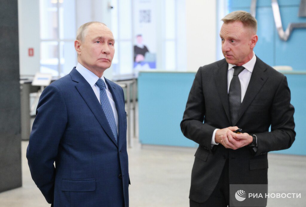 Россия продолжит осваивать Арктику несмотря на то что вместо глобального потепления может наступить похолодание Путин пообщался со студентами МФТИ Главные заявления Россия наращивает работу по развитию ледокольного флота Освоение Севморпути важно как для нашей страны так и для международной торговли Строительство атомного ледокола Лидер идет по графику ожидаемый срок 2030 год Россия стала лидером во многих направлениях в области сельского хозяйства но есть еще чем заняться в этом направлении Стране нужно не просто не отставать в области генетики а быть впереди Россия имеет очень хорошую школу в области селекции ей можно гордиться Подписаться на РИА Новости