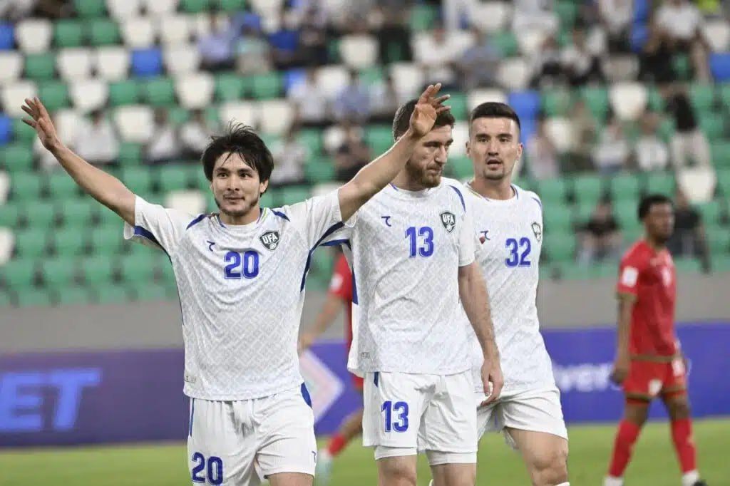 CAFA Nations Cup 2025 стартовал для сборной Узбекистана с ничьей На Олимпийской Арене в Ташкенте команда Тимура Кападзе сыграла вничью с Оманом 1 1 Уже на 4 й минуте гости вышли вперед после удара Насира Султона но во втором тайме Хожимат Эркинов замкнув передачу Хусайна Норчаева восстановил равновесие Итог Узбекистан Оман 1 1 Голы Султон 4 Эркинов 55 Сборная Узбекистана начала турнир с очка Обзор игры и видео голов на сайте Kursiv Uzbekistan Telegram Facebook Instagram LinkedIn Сайт