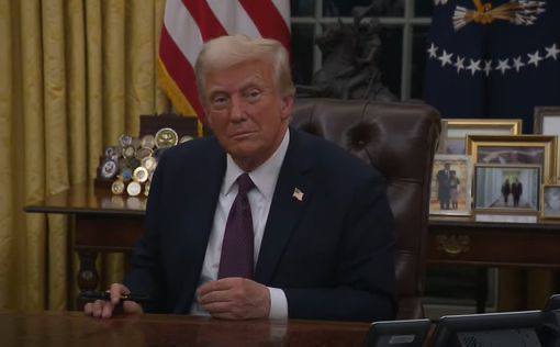56% американцев уверены: пошлины Трампа ухудшили их материальное положение  Большинство взрослых американцев считают, что введенные президентом Дональдом Трампом торговые тарифы нанесли ущерб их личным финансам и экономике страны в целом. Об этом свидетельствуют результаты опроса Harris Poll для Bloomberg News, проведенного в начале мая.  Согласно данным, 56% американцев уверены, что их финансовое положение было бы лучше, если бы пошлины Трампа не вводились, а 52% считают, что экономические потери от тарифов не компенсируются заявленными преимуществами. Опрос проводился среди более чем 2100 взрослых граждан с 8 по 10 мая. Погрешность составила 2,5 процентных пункта.  Большинство американцев  69%  заявили, что ожидают повышения цен на повседневные товары. И хотя инфляция в последние месяцы замедляется, три из пяти респондентов отметили, что цены все еще растут по сравнению с предыдущим месяцем. Эти ощущения подкрепляются заявлениями крупнейших ритейлеров: Walmart и Target предупредили о росте цен и снижении покупательской активности.  Финансовый директор Walmart Джон Дэвид Рейни заявил, что повышение цен уже происходит, а в ближайшие недели оно станет еще заметнее.   В условиях неопределенности три из пяти опрошенных уже начали урезать расходы, особенно на рестораны и развлечения. Еще 16% планируют сократить траты в ближайшее время. Около трети из тех, кто планирует летний отдых, признались, что забронировали меньше поездок, чем в прошлом году.  Экономические оценки респондентов тесно связаны с их политическими взглядами. Так, 66% демократов считают, что экономика ухудшилась после ухода Джо Байдена, тогда как лишь 25% республиканцев с этим согласны. Среди независимых избирателей более половины также отметили негативные изменения.  Тем не менее Дональд Трамп продолжает настаивать, что его торговая политика — это способ вернуть рабочие места в промышленность. Однако лишь 30% опрошенных считают пошлины полезными для экономики, тогда как 49% видят в них угрозу.  ________________________ Хотите знать больше?   : Mignews