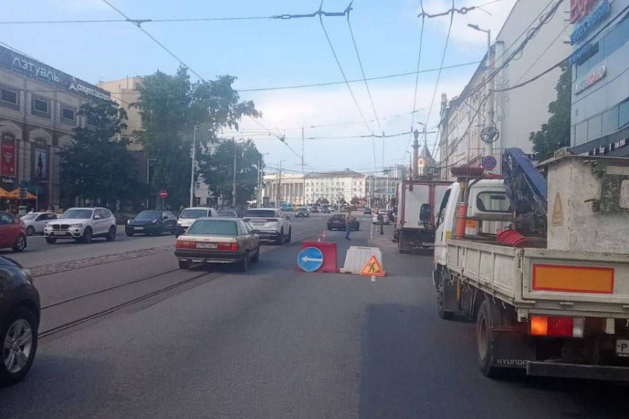 В центре Калининграда частично перекрыто движение из-за коммунальной аварии «На Ленинском, между Театральной и Черняховского, по направлению к площади, коммунальная авария. На месте уже все службы, которые должны там быть, но временно вынуждены перекрыть 2 полосы, то есть движение идёт по трамвайным путям. Пока старайтесь объезжать этот адрес», — говорится в сообщении горадминистрации.