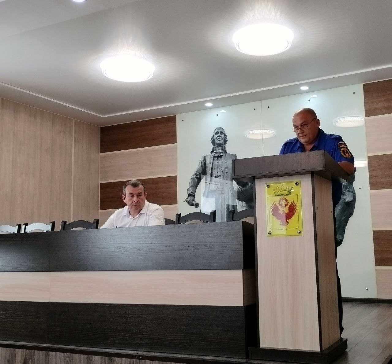 Сегодня провел плановое рабочее совещание, на котором рассмотрели текущие проблемы, пожарную безопасность, ситуацию с проведением ремонтных работ в учреждениях и оперативную обстановку в районе. Началось совещание с сообщения о кадровых изменениях, представил собравшимся новых руководителей структурных подразделений районной администрации. Живолуп В. В. сообщил, что основными задачами пожарной охраны являются профилактика пожаров, спасение людей и имущества во время пожаров, оказание первой помощи, организация и осуществление тушения пожаров, проведение аварийно-спасательных работ. Поднял вопрос проведения ремонтных работ в МБУ МЦ "Спектр", оснащение врачебными кадрами ГБУЗ "Палласовская ЦРБ", о наведении порядка на улицах города, организация субботников, уборка мусора возле организаций и домовладений жителей, а также другие актуальные вопросы.