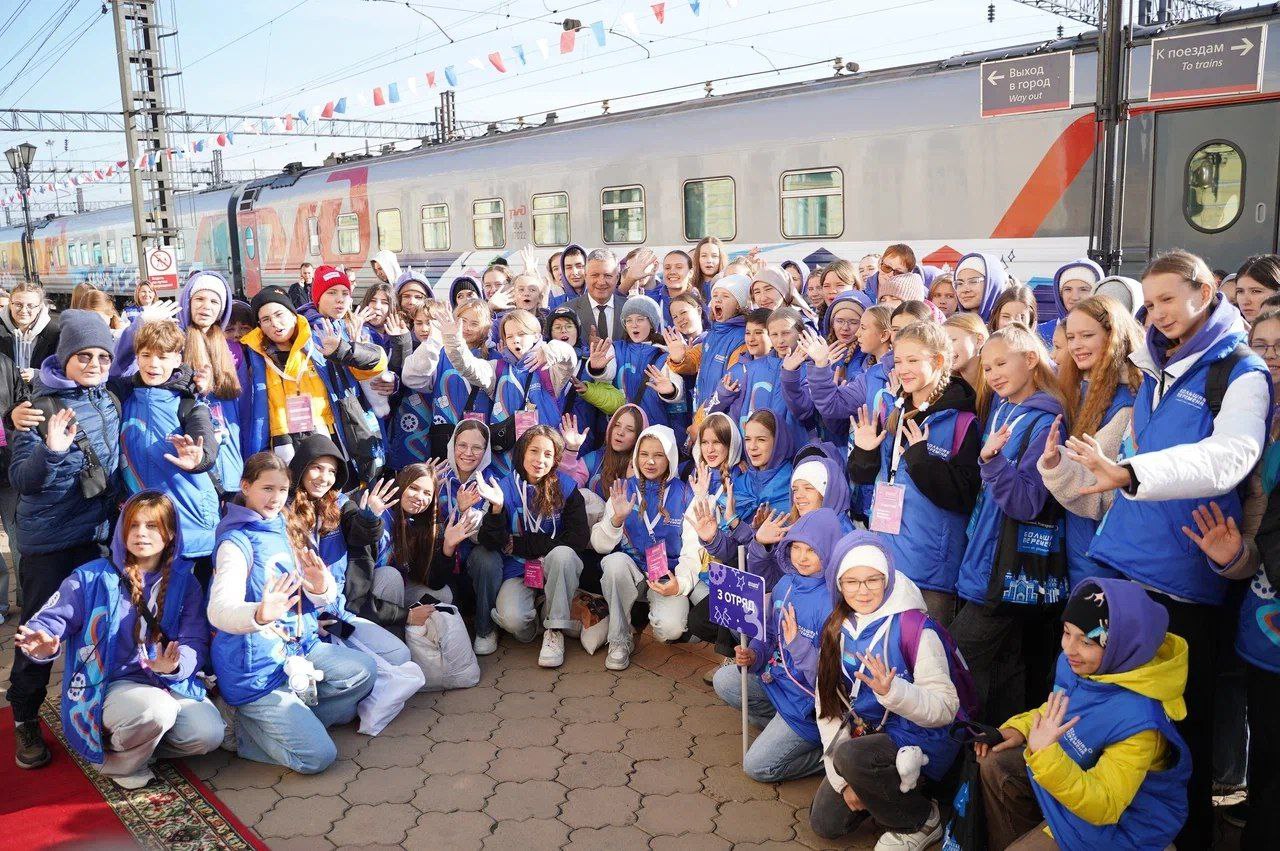 Иркутск встретил финалистов Всероссийского конкурса Большая перемена В Иркутске торжественно встретили финалистов Всероссийского конкурса Большая перемена нацпроект Молодежь и дети путешествующих по стране на специальном поезде 150 школьников из 58 регионов России победители конкурса отправились в Путешествие мечты из Москвы во Владивосток В рамках поездки для школьников организованы лекции мастер классы и встречи с экспертами Маршрут поезда включает несколько остановок в российских регионах в том числе Порт Байкал и Иркутск В Приангарье ребята посетят с экскурсиям музей Тальцы и Дом молодежи Все вы победители Всероссийского конкурса Большая перемена Это замечательный конкурс он отражает те грандиозные общественные технологические изменения в полном смысле большие перемены которые сейчас происходят в мире Вот почему так важно что победа в этом конкурсе уникальный шанс показать наиболее яркие грани своих способностей и мастерства самим выбрать творческое задание рассказать о своих проектах и идеях сказал Губернатор Игорь Кобзев 15 сентября во Владивостоке к путешествию финалистов присоединятся трое школьниц из Приангарья Всероссийский конкурс Большая перемена флагманский проект Движения Первых и входит в линейку проектов президентской платформы Россия страна возможностей Подписывайтесь на Правительство Иркутской области в МАХ