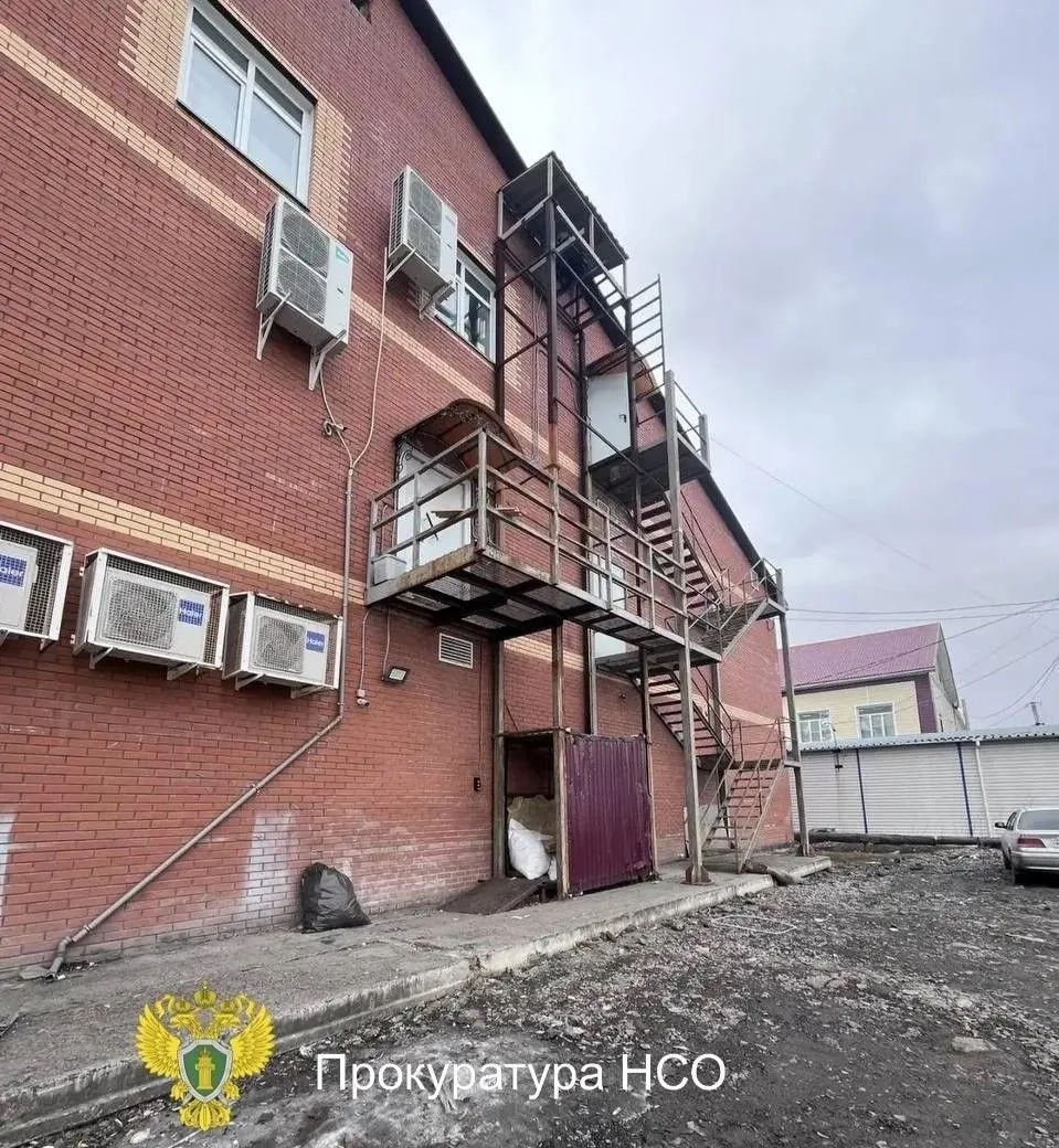 Житель Новосибирской области неделю находится в коме после инцидента с лифтом в торговом центре В Татарске Новосибирской области прокуратура начала проверку после того как в одном из торговых центров упал подъёмный механизм По предварительным данным двое мужчин откликнулись на объявление о разовой подработке нужно было помочь с погрузкой товаров Во время работы они находились внутри подъёмника так называемого лифта когда оборвался трос В результате 27 летний мужчина получил травмы Сейчас он находится в больнице врачи оказывают ему необходимую помощь АиФ Новосибирск