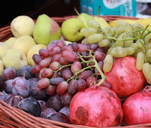 Экспорт узбекских фруктов и овощей достиг 1 7 млрд долларов за 10 месяцев 2025 года С января по октябрь 2025 года Узбекистан экспортировал 1 8 млн тонн фруктов и овощей на сумму 1 7 млрд долларов США сообщает Национальный комитет по статистике По сравнению с аналогичным периодом прошлого года объем экспорта вырос на 39 7 а доля продукции агропромышленного комплекса в общем объеме экспорта страны составила 5 9 В структуре экспорта фрукты и ягоды 523 2 тыс тонн овощи 524 8 тыс тонн арбуз и дыня 231 5 тыс тонн арахис и орехи 21 8 тыс тонн маш 86 2 тыс тонн прочие товары 434 3 тыс тонн Рост поставок свидетельствует о продолжающейся динамике развития узбекского сельского хозяйства и усилении позиций страны на международных продовольственных рынках ТГ канал uzbekCTM