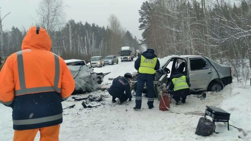 Смертельное ДТП произошло в Волчихинском районе. Три человека погибли, два пострадали  Авария случилась на на трассе "Волчиха — Новоегорьевское". По предварительным данным, водитель ВАЗ 21099 при совершении обгона допустил столкновение с "Рено Логан", сообщили в ГУ МВД по Алтайскому краю.  В результате ДТП три человека погибли  в автомобиле ВАЗ —два,  в Рено — один , два пострадали.  Обстоятельства происшествия выясняются, на месте аварии работает экипаж дорожно-патрульной службы.  Фото: Госавтоинспекция Алтайского края / "Катунь 24"