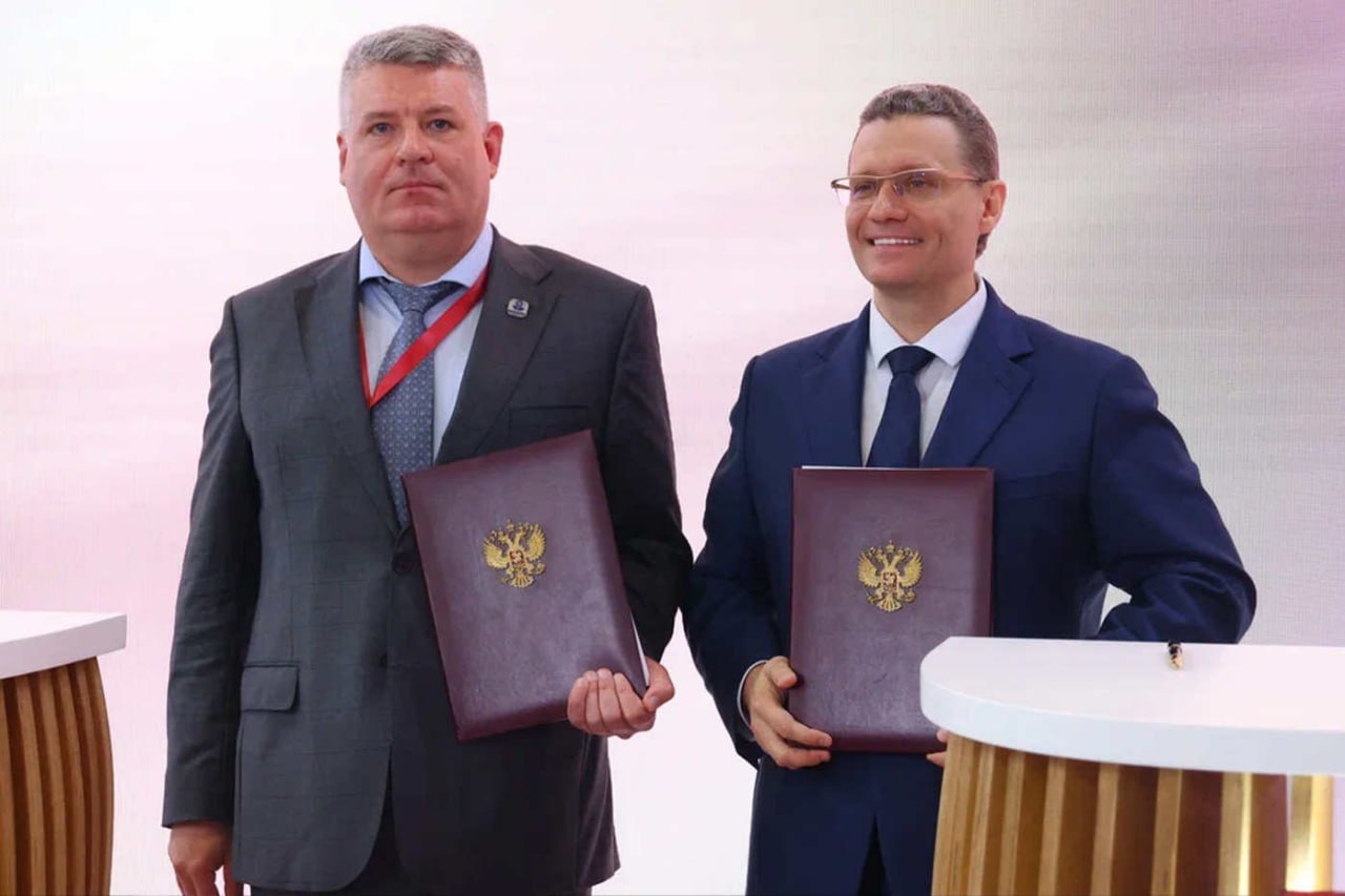 На Петербургском международном экономическом форуме губернатор Вологодской области Георгий Филимонов и глава компании «ФосАгро» Михаил Рыбников подписали важное соглашение о сотрудничестве. Документ - продолжение успешного партнерства, которое уже дает реальные результаты. «Мы ценим честность, надёжность и ответственный подход к поддержке наших инициатив по развитию Вологодской области. И в этом плане «ФосАгро» является стратегическим партнером регионального Правительства, а наше взаимодействие – примером образцового государственно-частного сотрудничества. Вместе уже реализовали целый ряд значимых проектов, а в этом году при поддержке компании начали готовить областную столицу к значимой дате – 880-летнему юбилею», – сказал губернатор Вологодской области Георгий Филимонов. В этом году предприятие планирует инвестировать в производство и непромышленное строительство, в том числе в развитие туризма. Также в рамках соглашения АО «Апатит» будет оказывать поддержку в развитии образовательных учреждений и вложит средства в создание комфортной городской среды.