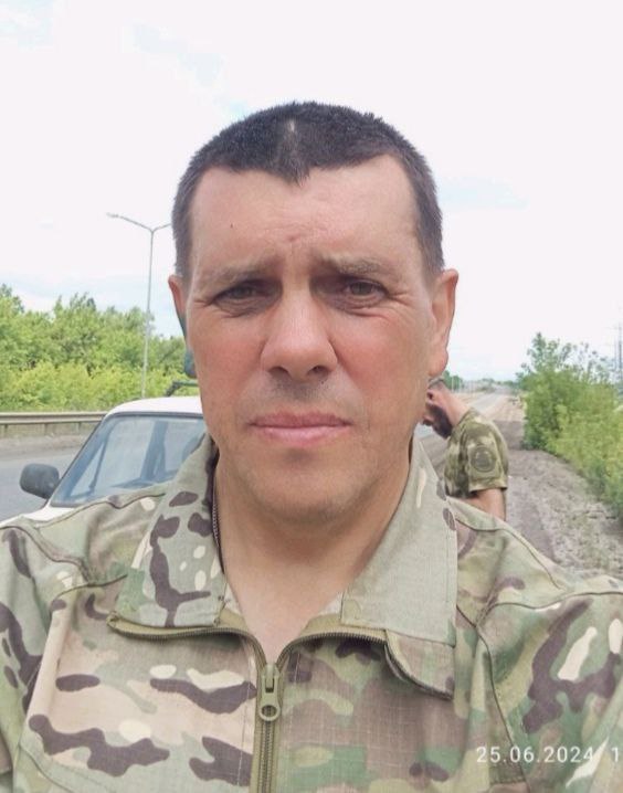 Убийца девушек из Клюквенной Пади представлен к Ордену Мужества посмертно Напомним, Евгений Инкин, бывший полицейский, убивший двух девушек со своим коллегой, погиб в зоне СВО. Из 17 лет своего срока мужчина отбыл всего год, после чего подписал контракт и отправился на СВО вместе со своим подельником. Сегодня стало известно, что он погиб 17 августа 2024 года. Также Евгений представлен к Ордену Мужества посмертно. — Когда началась СВО, Евгений не смог остаться в стороне и в марте 2024 года принял добровольное решение участвовать в спецоперации и подписал контракт, — пишут в «Кабанск-инфо. 24/7», — Евгений навсегда останется в памяти своих родных и близких как добрый, любящий и заботливый сын, брат, муж, отец, надежный и отзывчивый друг. Прощание с ним состоится 11 апреля в поселке Селенгинск Кабанского района.