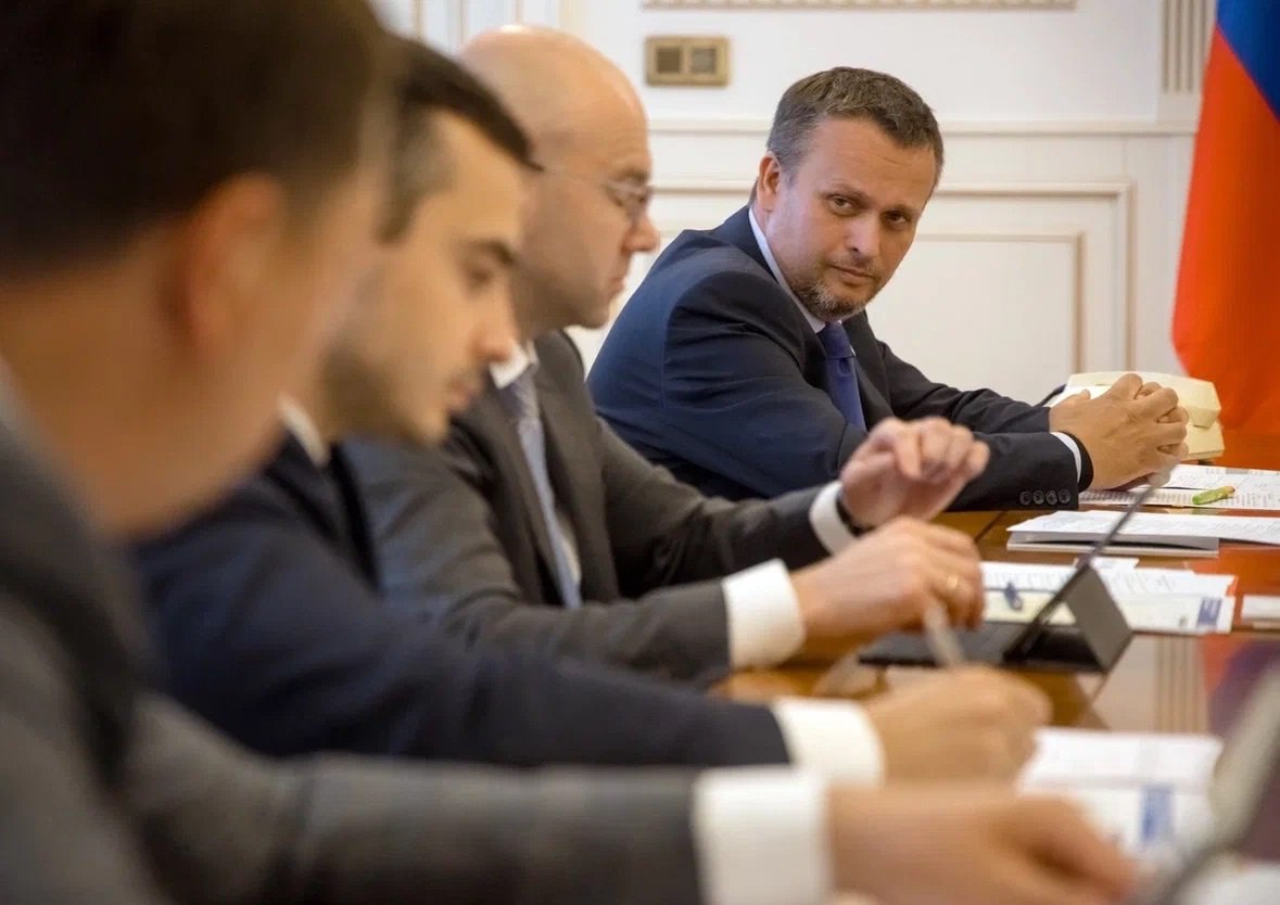 Министерство транспорта РФ VK Андрей Никитин провел рабочую встречу с главой Республики Саха Якутия Айсеном Николаевым В центре внимания — развитие дорожного хозяйства региона, которое формируется здесь с учетом особенностей сурового северного климата. Обсудили работы на главных транспортных артериях Якутии — федеральных автодорогах «Вилюй» и «Колыма». Трассы связывают регион с соседними областями, обеспечивая доставку продуктов, топлива и сырья для жителей и предприятий. Автодорога «Вилюй» на отдельных участках по-прежнему проходит по автозимникам, которые становятся непроходимыми в межсезонье. На трассе «Колыма» сохраняются грунтовые разрывы, препятствующие стабильному круглогодичному проезду. На обеих магистралях также требуется строительство мостов. Окажем Якутии федеральную поддержку в ликвидации таких лимитирующих участков. Затронули и выполнение поручения Президента по строительству масштабного и социально-значимого для республики проекта — моста через Лену в районе Якутска. Новый мостовой переход соединит Восточную Сибирь и Дальний Восток, обеспечив устойчивое транспортное сообщение даже в межсезонье. Протяженность объекта составит более 4 км, в сутки по нему смогут проезжать более 5 тысяч авто.
