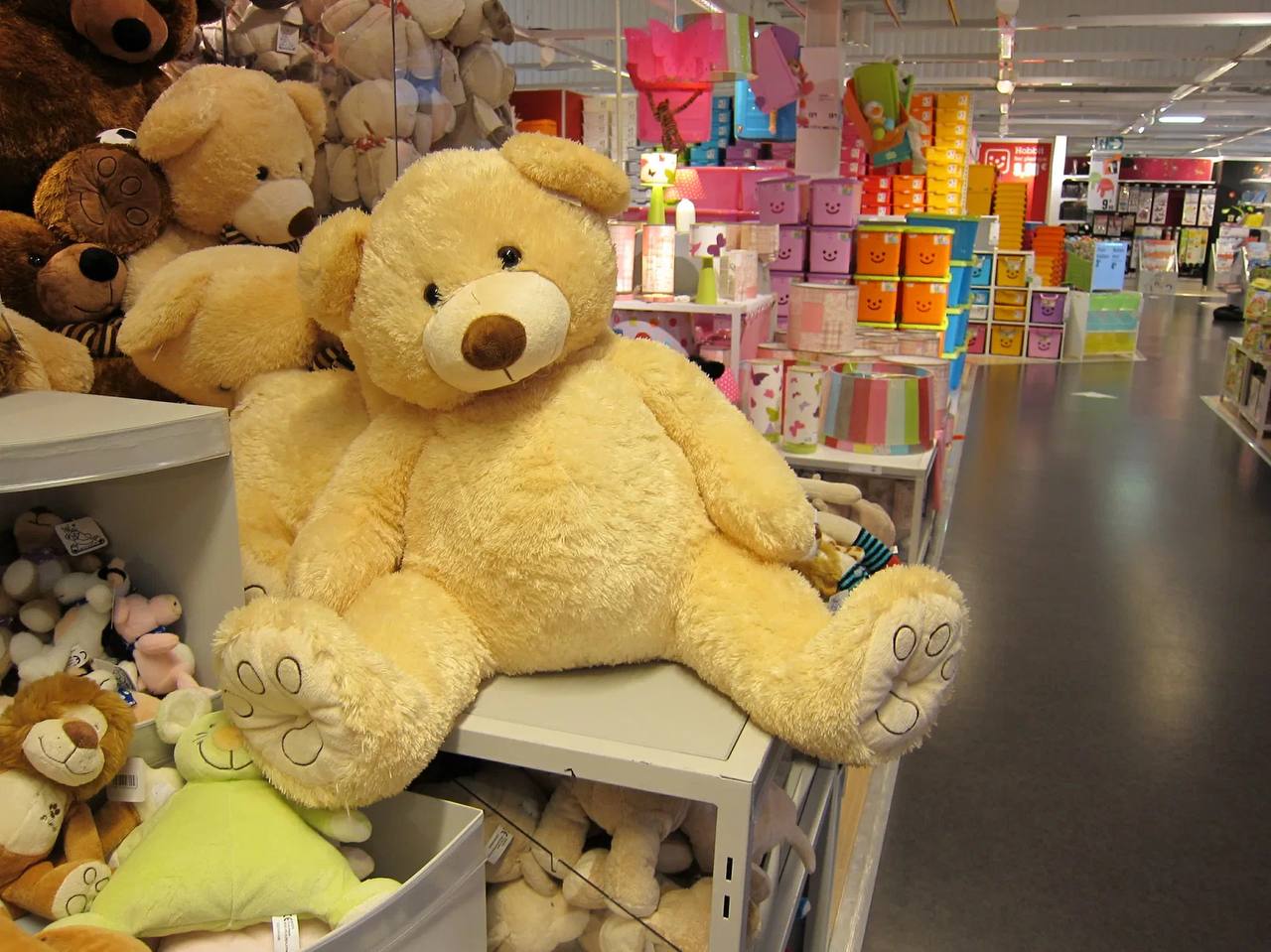 Волжанка похитила из магазина детские игрушки Уголовное дело завели на 30 летнюю жительницу Волжского за то что она попыталась без оплаты вынести из гипермаркета игрушки на сумму свыше 5 тыс рублей Кстати позже в этом же магазине произошла драка зумеров два парня чуть за 20 ударили по голове третьего Открытый Волжский в MAX