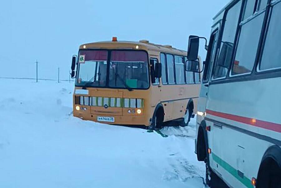 Амурский пожарный помог выбраться из снега школьному автобусу  ‼ 7 февраля в 7:40 водитель пожарной части № 60 села Тамбовка Денис Титаев, ехавший на работу, оказал большую помощь водителю школьного автобуса. Машина застряла в снежном наносе на маршруте между селами Гильчин и Муравьевка Амурской области.   Увидев застрявший в снегу транспорт, Денис поспешил на помощь. Он стал расчищать снег вокруг автобуса, чтобы облегчить его выезд. После того как прибыл погрузчик, пожарный организовал буксировку, зацепив специальные стропы за технику.   Скоординированные действия всех участников происшествия позволили успешно завершить операцию, обеспечив тем самым безопасность детей и соблюдение школьного графика, рассказали в Амурском центре ГЗ и ПБ.