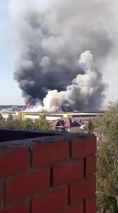 Пожар на складе в Некрасовском: площадь возгорания уточняется