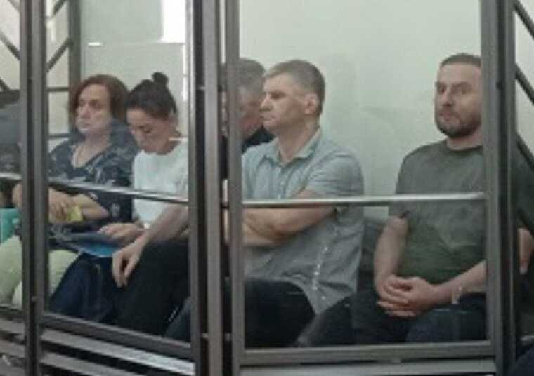 В Первомайском районном суде Краснодара стартовал громкий процесс против бывших руководителей судебной системы Ростовской области.  На скамье подсудимых — экс-председатель облсуда Елена Золотарева, её заместительница Татьяна Юрова, бывший начальник судебного департамента Андрей Рощевский, а также экс-глава Железнодорожного райсуда Георгий Бондаренко и бизнесмен Альберт Романов.  Фигурантам вменяются взятки на сумму от 400 тысяч до 10 миллионов рублей за «правильные» приговоры и нужные решения. По данным обвинения, всего по делу проходит не менее семи эпизодов, общий объем откатов — более 26 миллионов рублей. Деньги шли за всё: от смягчения приговоров по уголовным делам до корректировки решений в гражданских спорах.  Все подсудимые вину отрицают. Но в деле уже достаточно показаний, денег и расписок. Следующее заседание — 1 августа. Система, где «правосудие» продается по прайсу, наконец-то сама оказалась на скамье.  Источник: BAZA 2.0