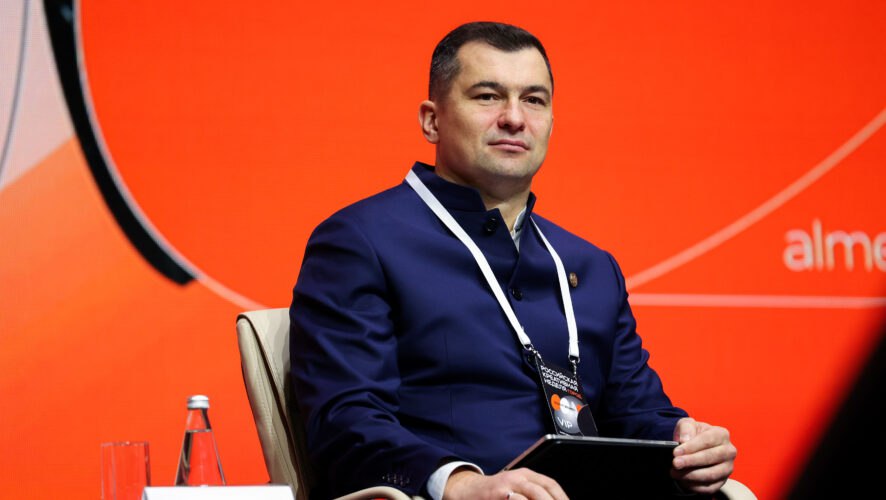 Кинопавильон могут построить на востоке Татарстана Соответствующее предложение в ходе Российской креативной недели Город в Альметьевске озвучил заместитель генерального директора ПАО Татнефть Ренат Мамин Мы бы очень хотели чтобы у нас была создана региональная кинокомиссия И готовы со своей стороны создать съемочный павильон на востоке республики На сегодняшний день их не хватает имеется огромный спрос С коллегами и партнерами это обсуждали у нас большой опыт работы с компанией Bazelevs Альметьевск два года становится площадкой съемок фильма Елки сказал Мамин По его словам киноиндустрия могла бы стать якорным направлением для развития креативных индустрий региона так как создание фильма потребует вовлекать в процесс и представителей многих других профессий KazanFirst   в бот