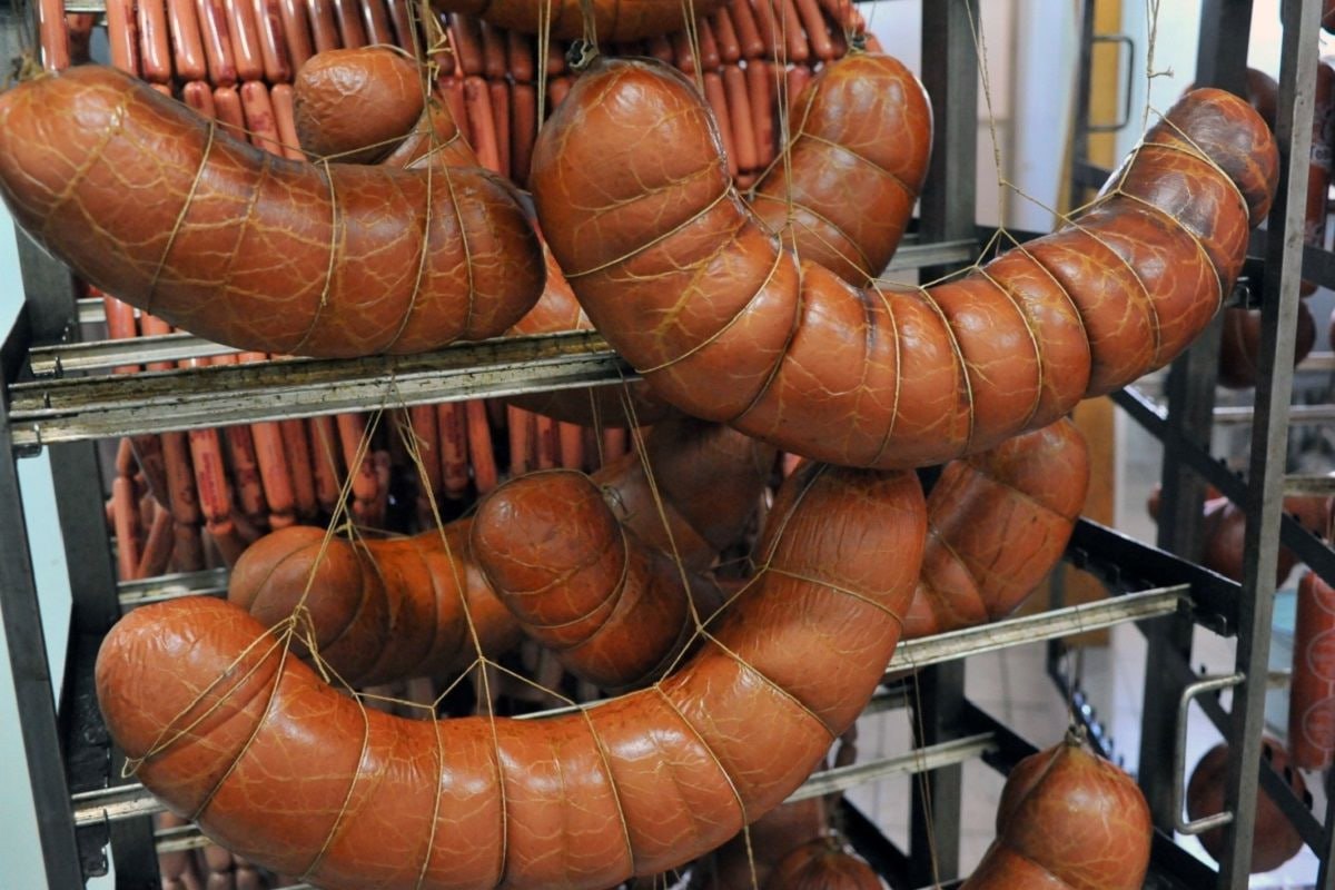 Россельхознадзор установил контроль за колбасой Сочинского мясокомбината. Как сообщили в ведомстве, в вареной колбасе из мяса птицы «Молочная Мусульманская» Сочинского мясокомбината было обнаружено ДНК свиньи. Пробы товара были отобраны в магазине торговой сети «Маяк» в Северной Осетии-Алании. Кубанские Новости
