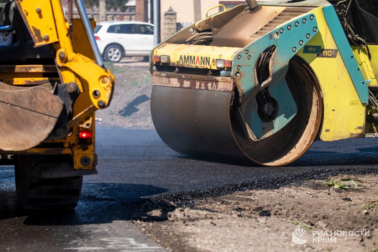 Участок дороги связывающий Крым и Херсонскую область отремонтирован на 50 Об этом сообщил зампредседателя правительства Марат Хуснуллин Параллельно в Херсонской области восстанавливают участок трассы Одесса Мелитополь Новоазовск Общая протяженность двух объектов составляет 87 километров Они стратегически значимы так как ведут в направлении Приазовья и Крыма соединяя сразу несколько регионов юга друг с другом Хуснуллин отметил что долгие годы эти трассы были в плохом состоянии К капремонту дорожники приступили в прошлом году Работы на участках планируют завершить до конца 2026 го Участок автомобильной дороги Одесса Мелитополь Новоазовск улучшит транспортную доступность и сократит время в пути до автомобильного пункта пропуска Перекоп в сторону Армянска в Республике Крым В летний период он является основным транспортным переходом для грузового транспорта для снабжения Крыма продовольствием