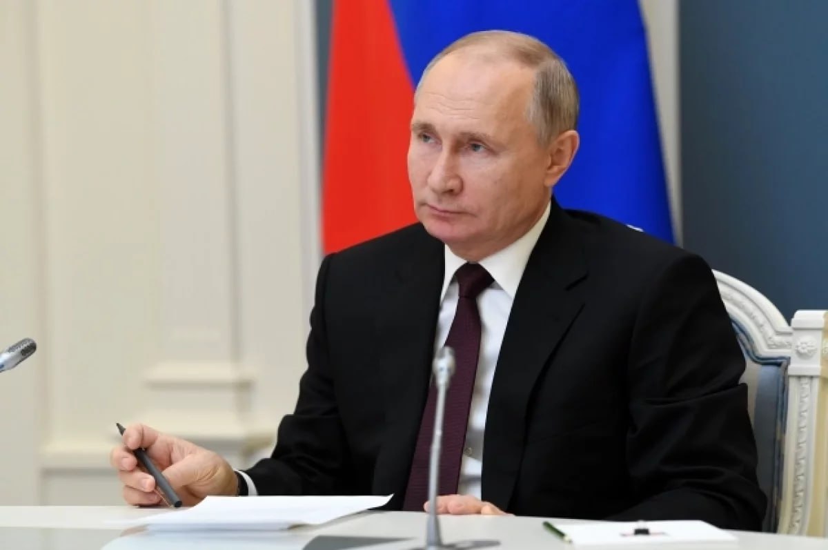 Владимир Путин рассказал, как не стал общаться с нахамившим российскому пограничнику американцем Президент РФ Владимир Путин в интервью журналисту Павлу Зарубину рассказал, что посчитал неприемлемым поведение представителя американской делегации, который грубо повёл себя с российским пограничником. Глава государства отметил, что инцидент произошёл в период его работы в мэрии Санкт-Петербурга. При этом встречу с представителями США провели по протоколу, добавил российский лидер. «Мы, конечно, не отказались принимать эту делегацию, с ней отработали как положено, все было предусмотрено протоколом, но просто я с ними не общался и все», — уточнил глава государства. Фото: РИА Новости / Все каналы АиФ