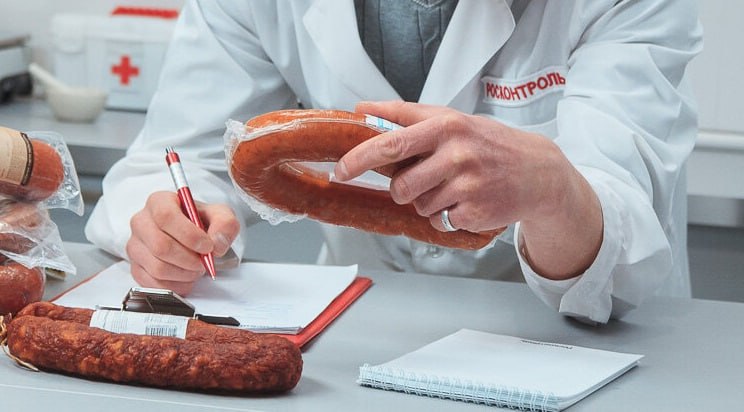 В Госдуме предложили сажать в тюрьму за использование «мясного клея» Депутат Сергей Леонов выступил за уголовную ответственность для производителей, которые используют запрещённую добавку, повышающую риск рака, Альцгеймера и Паркинсона Поводом стала: Проверка Роспотребнадзора, выявившая «мясной клей» в сардельках «Деликайзер» от Атяшевского мясокомбината Финансовых потерь недостаточно. Виновные должны нести наказание по всей строгости закона — заявил Леонов Также он напомнил, что: В России «мясной клей» официально запрещён, но используется для удешевления продукции. Сейчас уголовные дела возбуждаются редко и только при доказанном умысле — депутат требует изменить эту практику