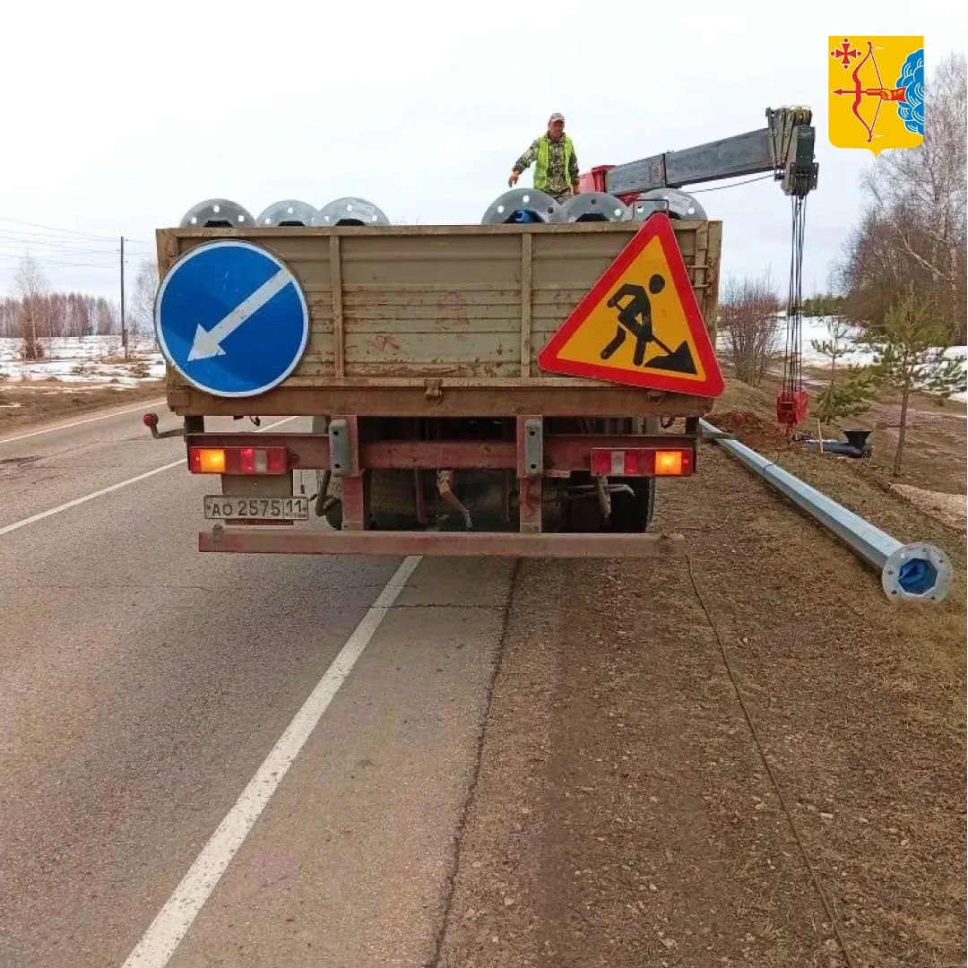 В 31 населенном пункте Кировской области на трассах смонтировали уличное освещение Светильники установлены в селе Ветошкино Лебяжского муниципального округа и деревне Тумша Пижанского района расположенных вдоль дороги Киров Советск Яранск Проект создания освещения вдоль дорог реализуется по поручению губернатора Александра Соколова и рассчитан на два года Всего планируется оборудовать почти 140 километров освещения и установить более 4 652 современных энергосберегающих светильников На данный момент смонтировано уже около 1 700 светодиодных ламп Работы продолжаются ещё в 12 населённых пунктах Параллельно с монтажом ведётся технический контроль качества выполняемых работ С 1 апреля начались контрольные выезды представителей заказчика для сверки рабочей документации с фактическим расположением оборудования и замерами уровня освещенности Подписывайтесь на канал Кировской области в MAX