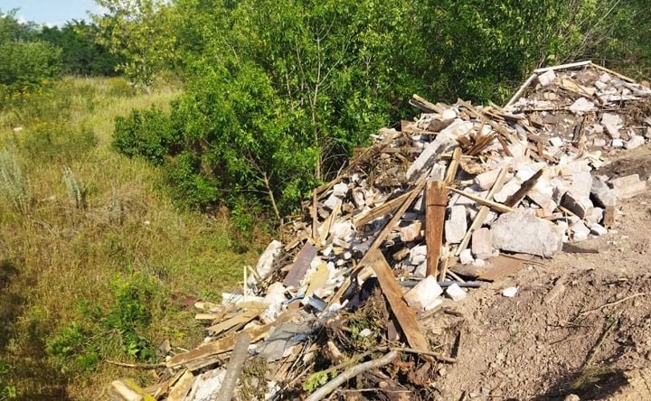 100 штрафов горожанам, захламляющим контейнерные площадки, выписали в Новочеркасске С начала 2025 года сотрудники управления муниципальной инспекции администрации Новочеркасска составили 100 протоколов в отношении горожан, захламляющих контейнерные площадки. В розыске и привлечении к ответственности людей, которые выбрасывают в контейнеры строительный мусор, старую технику и ветки, сотрудникам инспекции помогают рейды и камеры системы «Безопасный город», сообщил telegram-канал городской администрации. Недавно сотрудники зафиксировали нарушение на улице Северной. Большегруз высыпал мусор рядом с контейнерной площадкой. Специалисты уже установили нарушителя, выписали ему извещение. После административного разбирательства материалы направят в природоохранные органы. Управления муниципальной инспекции напоминает о том, что штраф за подобные нарушения для граждан составляет от 3 до 5 тысяч рублей. #новости #Новочеркасск