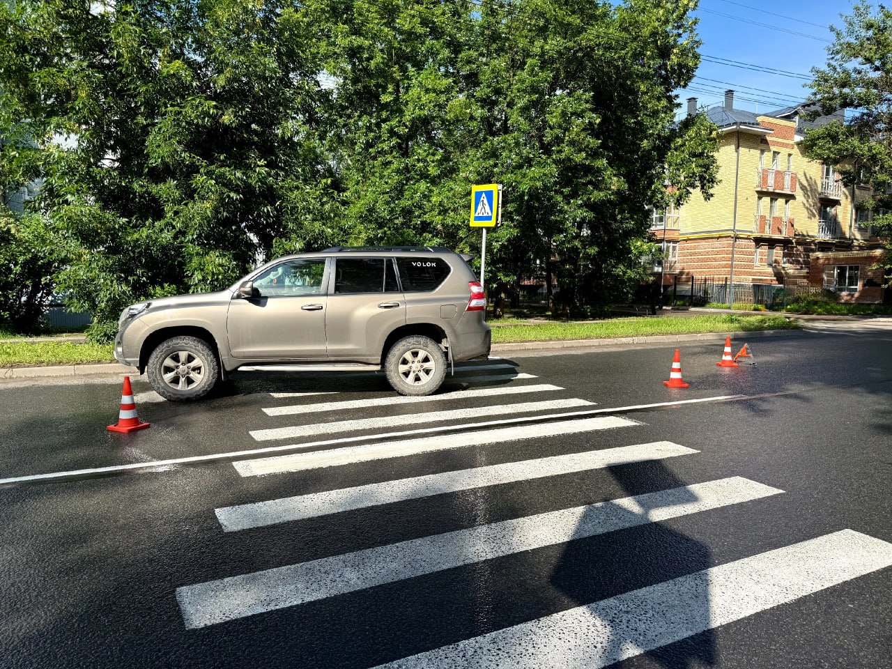 Девочка попала под внедорожник в Вологде  ДТП произошло сегодня днем у дома по улице Беляева, 1 «Б». По данным областного УМВД, мужчина 1978 г.р. на «Тойоте», поворачивая с улицы Пригородной, сбил на «зебре» девочку 2015 г.р. Школьницу доставили в больницу.