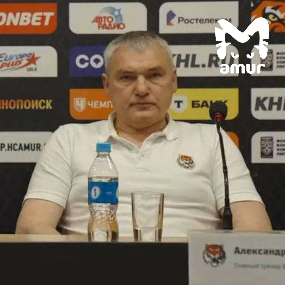 Главный тренер ХК Амур покинул команду Клуб месяц прятал его от журналистов и болельщиков Александр Гальченюк старший исчез из публичного поля ещё в конце октября Тогда говорили что он заболел вирусной инфекцией и его обязанности временно взял на себя Александр Андриевский За прошедший месяц гуляли разные слухи о причинах отсутствия Сегодня клуб заявил что контракт с Гальченюком расторгнут по соглашению сторон Осенью тренер попал в громкую историю на одной из пресс конференций он отказался отвечать на вопросы блогера посчитав их оскорбительными   Подписывайся на Amur Mash
