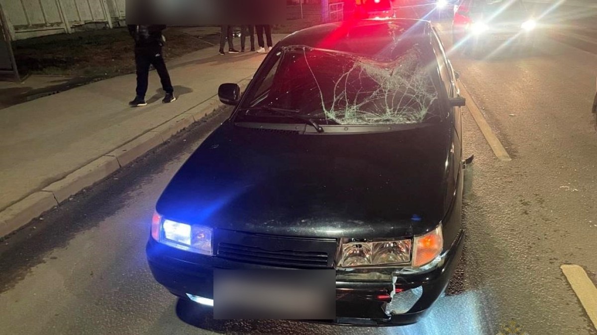 В Самаре иномарка сбила парня вышедшего из трамвая 16 ноября в 17 53 на Заводском шоссе 25 летний водитель автомобиля Богдан 2110 сбил пешехода По предварительным данным полиции 22 летний парень только что вышел из трамвая и начал переходить дорогу рядом с домом 5 В Водитель не успел вовремя затормозить и сбил молодого человека В результате аварии пешеход получил травмы и был госпитализирован ГУ МВД России по Самарской области ГТРК Самара MAX lВК lОК lСАЙТ