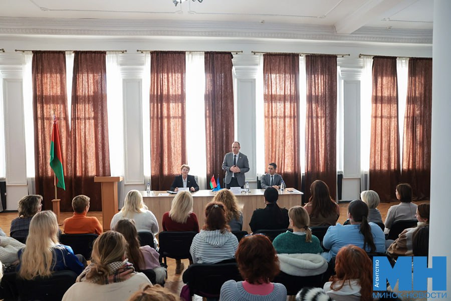 Александр Комендант провел встречу с трудовым коллективом Элемы Какие темы оказались в центре внимания Первый зампредседателя Мингорисполкома обсудил ключевые аспекты Послания Президента Республики Беларусь Александра Лукашенко к белорусскому народу и Национальному собранию Основные темы обсуждения включали Приоритеты пятилетки Александр Комендант выделил семь ключевых направлений среди которых демографическая безопасность поддержка семейных ценностей и здоровье граждан и др Здравоохранение первый зампредседателя Мингорисполкома отметил достижения Беларуси в области здравоохранения и важность их признания Человеческий потенциал обсуждались вопросы образования и патриотического воспитания молодежи а также подготовка кадров для высокотехнологичного рынка труда Обороноспособность Александр Комендант акцентировал внимание на необходимости обеспечивать безопасность страны Также были рассмотрены вопросы технологического прогресса туристического потенциала и создания комфортной среды для жизни Минск Новости MINSKNEWS BY Telegram Viber FB VK Inst TikTok YouTube