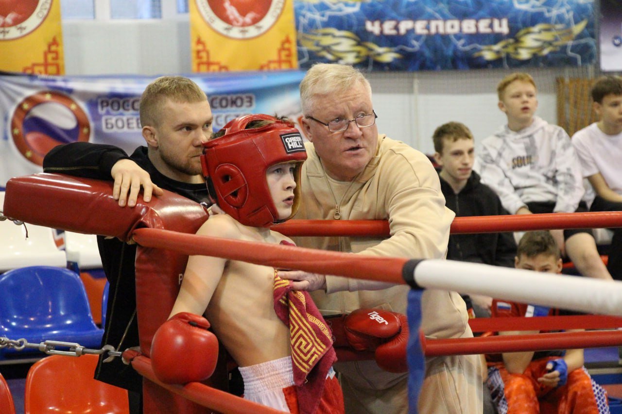 30 ноября – 1 декабря в Череповце состоялись чемпионат и первенство Вологодской области по кикбоксингу в дисциплине «фулл-контакт».    Более 70 лучших спортсменов региона продемонстрировали высокий уровень подготовки, профессионализм и технику. Турнир стал важным этапом отбора на чемпионат и первенство Северо-Западного федерального округа, которые пройдут в Вологде в феврале 2025 года.    В рамках соревнований за победу боролись мужчины и женщины, юноши и девушки в 32 возрастных и весовых категориях. По итогам турнира 31 спортсмен завоевал золотые медали, что позволило сформировать сборную команду области для выступления на соревнованиях окружного и федерального уровней.    Виталий Кобыльников, начальник Департамента спорта и молодежной политики области, отметил:    «На чемпионате и первенстве области по кикбоксингу соревновались лучшие кикбоксеры из Вологды, Череповца, Великого Устюга и Тотьмы. Из победителей будет сформирована сборная команда области. Сильнейшие ребята представят наш регион на соревнованиях уровня СЗФО и России».   Федерация кикбоксинга России   Проголосуй за кикбоксинг