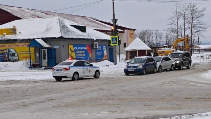 На перекрёстке в Поронайске столкнулись три автомобиля  На перекрестке улиц Победы и Октябрьской в Поронайске произошло ДТП с участием трех автомобилей, сообщают в Telegram-канале «Звезда Поронайска».  Согласно предварительным данным, авария произошла из-за того, что водители не соблюдали дистанцию. В результате один автомобиль столкнулся с другим, а тот, в свою очередь, с третьим.  В настоящее время неизвестно, есть ли пострадавшие в результате происшествия. Все автомобили получили механические повреждения. Сотрудники Госавтоинспекции выясняют причины случившегося.  ———    :     Прислать нам новость: