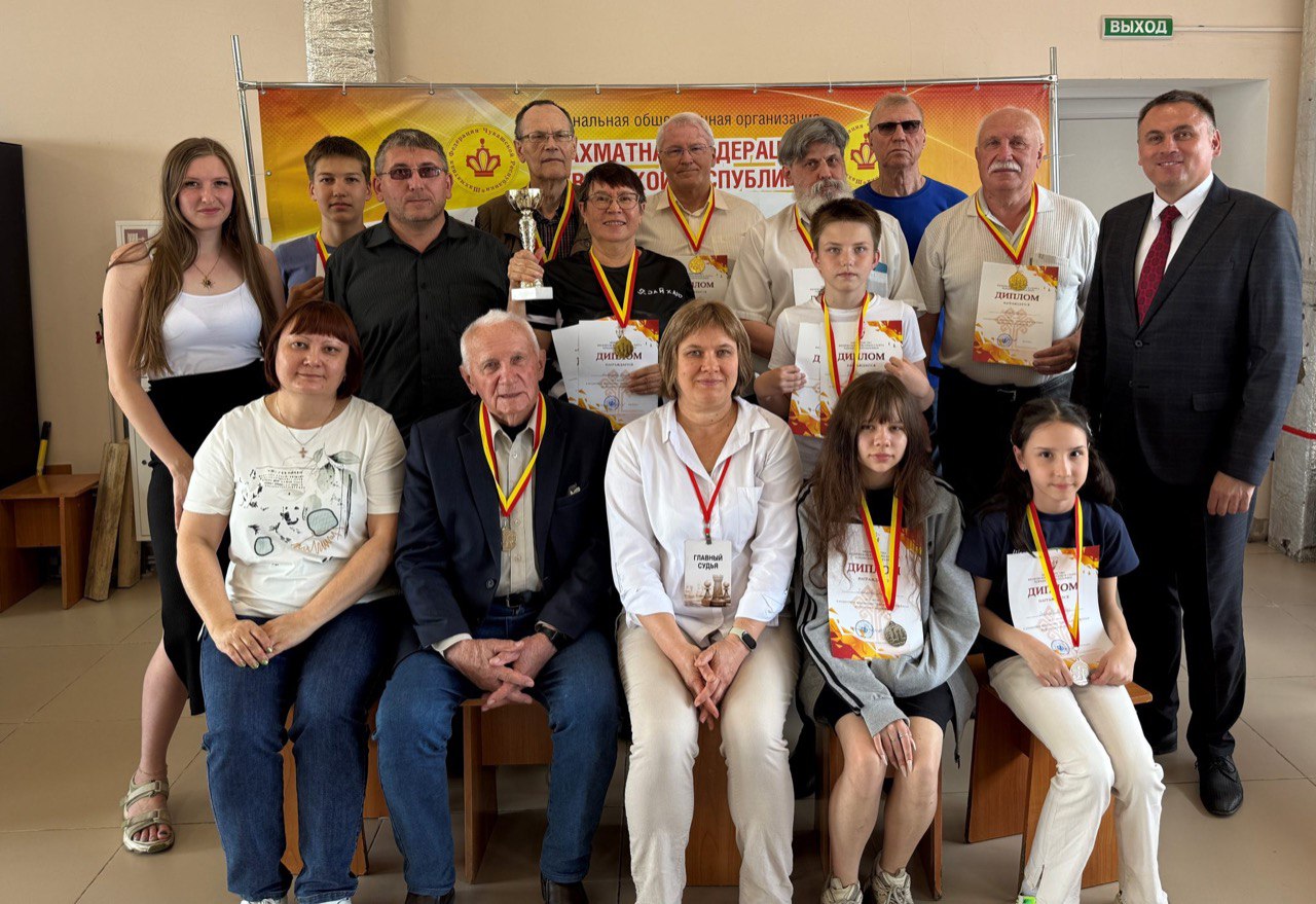 24 июня в рамках празднования Дня Республики и 105-летия Чувашской автономии в спортивной школе «Спартак» в Чебоксарах прошел командный чемпионат Чувашской Республики по быстрым шахматам. В чемпионате приняли участие восемь команд из городов Чебоксары и Новочебоксарск, а также Чебоксарского, Шумерлинского, Ядринского и Красночетайского муниципальных округов. Команды играли по круговой системе в 7 туров с контролем времени 10 минут на партию каждому участнику с добавлением 5 секунд на каждый сделанный ход. Состав команды: три мужчины и одна женщина. Итоговые результаты: Иевлев Юрий, Степанов Владимир, Алексеев Анатолий, Давыдова Валентина Данилов Сергей, Роньжин Сергей, Игумнов Павел, Хмелёва Анна Кириллов Денис, Григорьев Александр, Елесин Павел, Осипова Марьяна Федерация шахмат Чувашской Республики