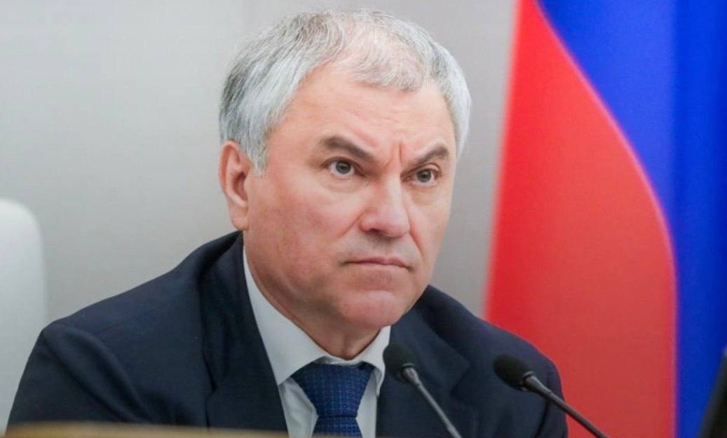 В Госдуме предложили усилить ответственность россиян за правонарушения за границей, сообщил Володин. Председатель Госдумы отметил, что в число правонарушений входят, в частности, пропаганда или публичная демонстрация нацистской атрибутики, дискредитация ВС РФ, злоупотребление свободой слова и распространение фейков. Володин подчеркнул, что все, кто находится за пределами России и совершает действия против суверенитета страны, должны отвечать за них по законам РФ.