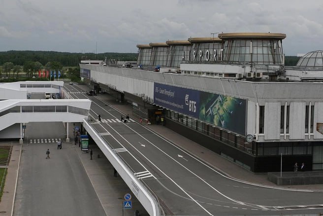 Реконструкция здания пяти стаканов в терминале Пулково начнется не ранее 2030 года Гендиректор Воздушных ворот Северной столицы объяснил что перед началом работ необходимо возвести инфраструктуру для обслуживания внутренних рейсов При этом объем полезных площадей здания должен увеличиться более чем в три раза Одним из вариантов рассматривают реконструкцию при которой от здания останется только внешний облик Telegram Все каналы Фонтанки Max