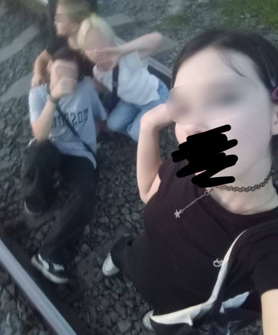 Зауральские школьницы устроили фотосессию на железной дороге Пятеро подростков из Щучья ради снимков ложились на рельсы Машинисту грузового поезда пришлось применить экстренное торможение из за чего состав простоял 11 минут Транспортные полицейские нашли нарушительниц через соцсети Старшей 16 лет младшей 10 Родителей младших девочек и 16 летнюю привлекли к административной ответственности Курганский ЛО МВД России на транспорте ГТРК Курган