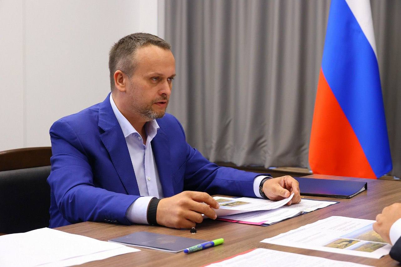 С министром транспорта РФ Андреем Никитиным обсудили вопросы развития транспортной инфраструктуры Новгородской области    Новгородская область достигла высоких показателей в рамках реализации нацпроекта «Безопасные качественные дороги» в 2024 году, регион опережает плановые показатели по доле дорог, соответствующих нормативным требованиям.    Особое внимание было уделено ремонту аэродрома Кречевицы, который был передан в федеральную собственность. Министр поручил согласовать графики работ с Росавиацией и завершить их в начале 2027 года.    Обсудили ремонт трассы А-122 и развязку на М-11, а также планы по ремонту федеральных трасс М-10 и Великий Новгород — Псков.     При развитии транспортной сети региона необходимо предусмотреть создание комфортной и доступной среды для всех категорий граждан, в том числе для людей с ограниченными возможностями. В ходе встречи была отмечена важность учёта потребностей всех групп населения при проектировании, строительстве и эксплуатации объектов транспортной инфраструктуры. Об этом как раз мы говорили на встречах с участниками СВО.  Андрей Никитин отметил успехи региона и выразил готовность к дальнейшему сотрудничеству в области развития транспортной инфраструктуры, включая строительство ВСМ.  Благодарю Андрея Сергеевича за поддержку!