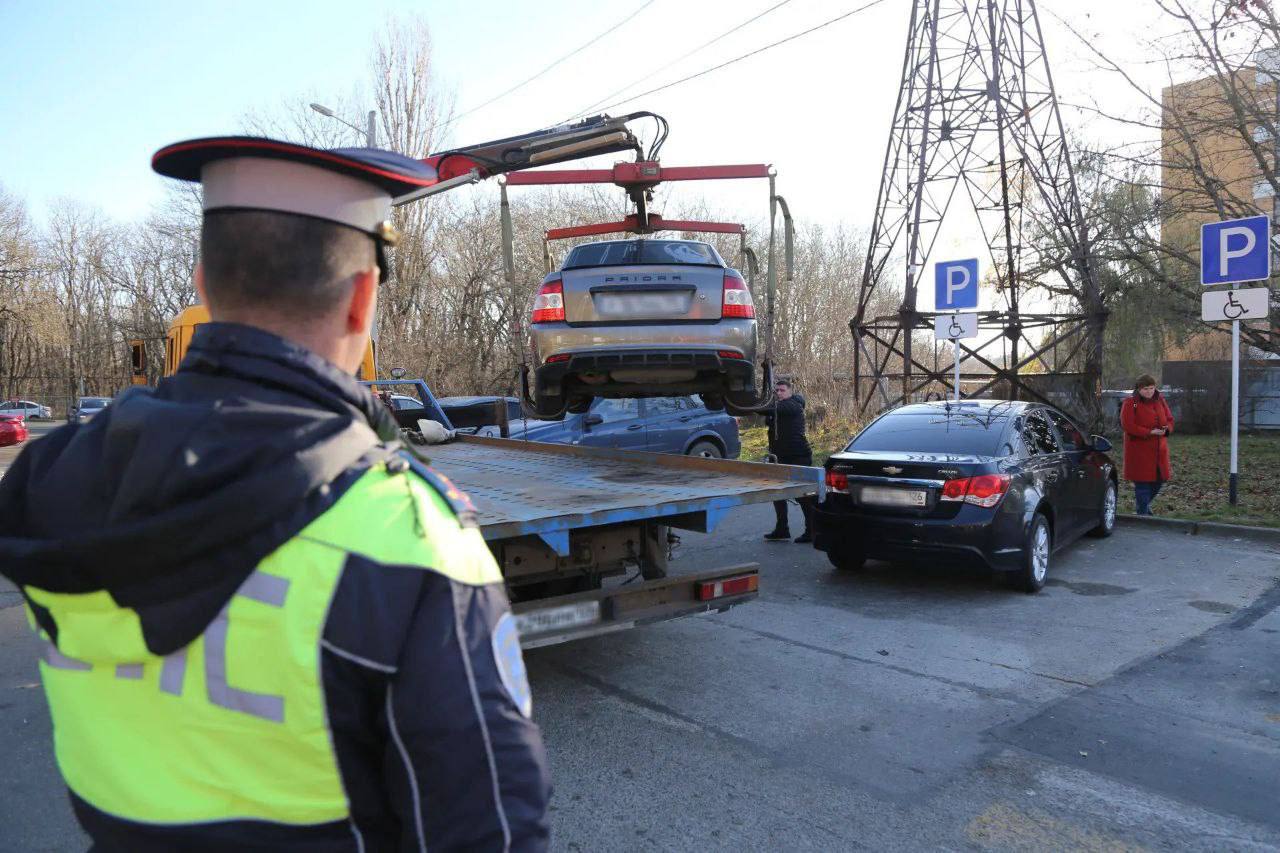 Постоянные рейды начались около больниц и соцучреждений Ставрополя Места и время проверок не разглашаются заранее Первый рейд уже прошел у горбольницы 3 отделения Соцфонда налоговой и комитета труда Автомобили стоявшие на местах для инвалидов без оснований эвакуировали Парковаться на местах для инвалидов могут Инвалиды I и II группы Водители их перевозящие включая детей инвалидов Инвалиды III группы с нарушениями опорно двигательного аппарата получившие знак Инвалид до 1 июля 2020 года Остальным придется заплатить штраф в размере 5000 рублей ЧП Ставрополь Мы в MAX   подпишись