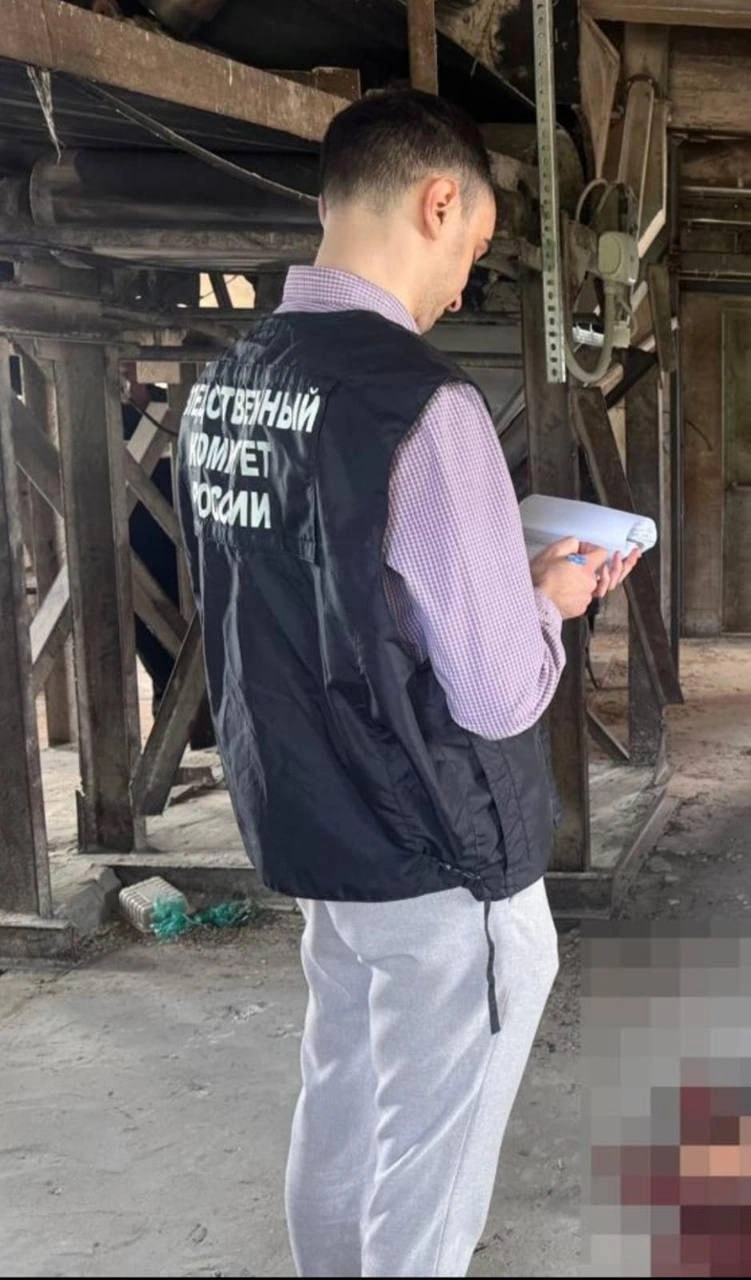 Задержан 62-летний сторож зернотаски. Его подозревают в убийстве 56-летнего напарника. Мужчины выпивали на смене, поссорились, и один из них схватился за нож. После случившегося подозреваемый попытался ввести в заблуждение руководство, придумав историю о нападении на объект.