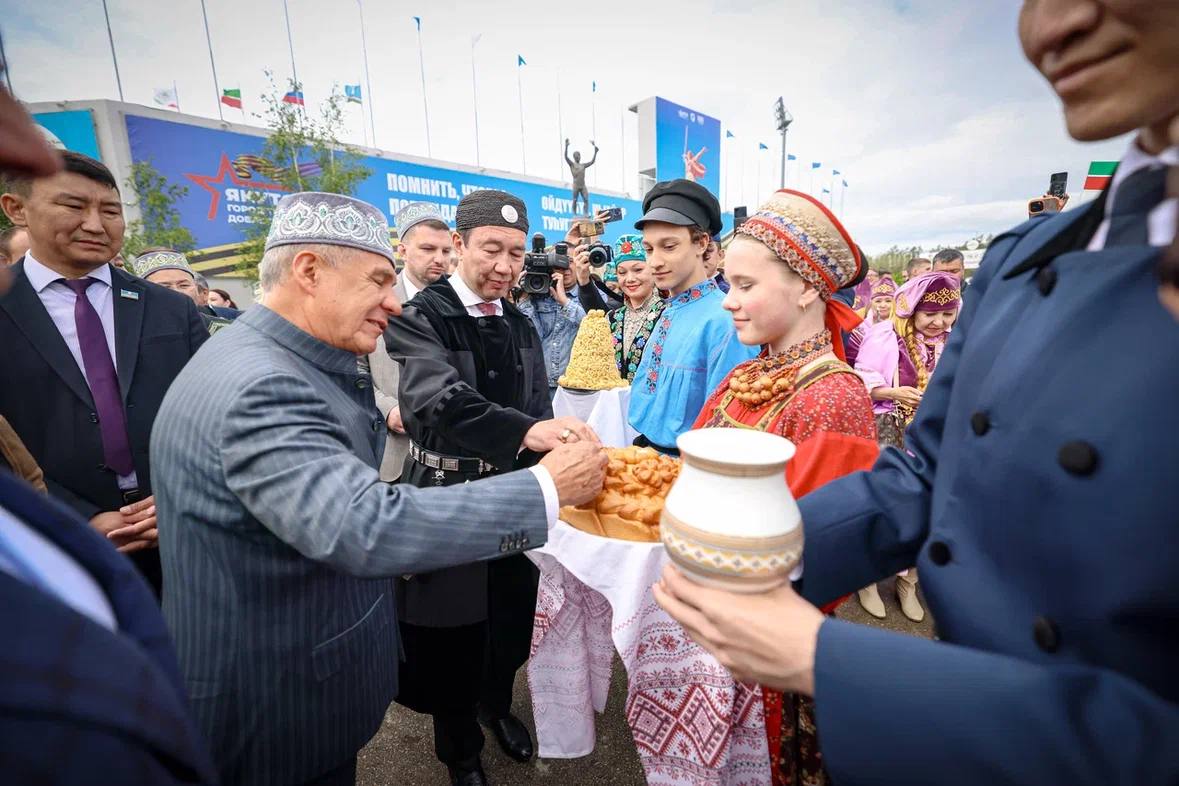 Вместе с Раисом Республики Татарстан Рустамом Нургалиевичем Миннихановым осмотрели праздничные площадки Сабантуя на Комсомольской площади Якутска. Свои традиции и культуру представили как гости из Татарстана, так и якутские татары - наши земляки, чья история в Якутии началась в XVIII веке и продолжается по сей день. Через ремёсла, песни, угощения и выставки они с любовью рассказали о себе и о том, как сохраняют родные корни, живя на Севере. В течение дня мероприятия Сабантуя посетили порядка 50 тысяч человек! Такие события сближают и укрепляют взаимное уважение между народами. Спасибо всем, кто вложил душу в этот праздник!