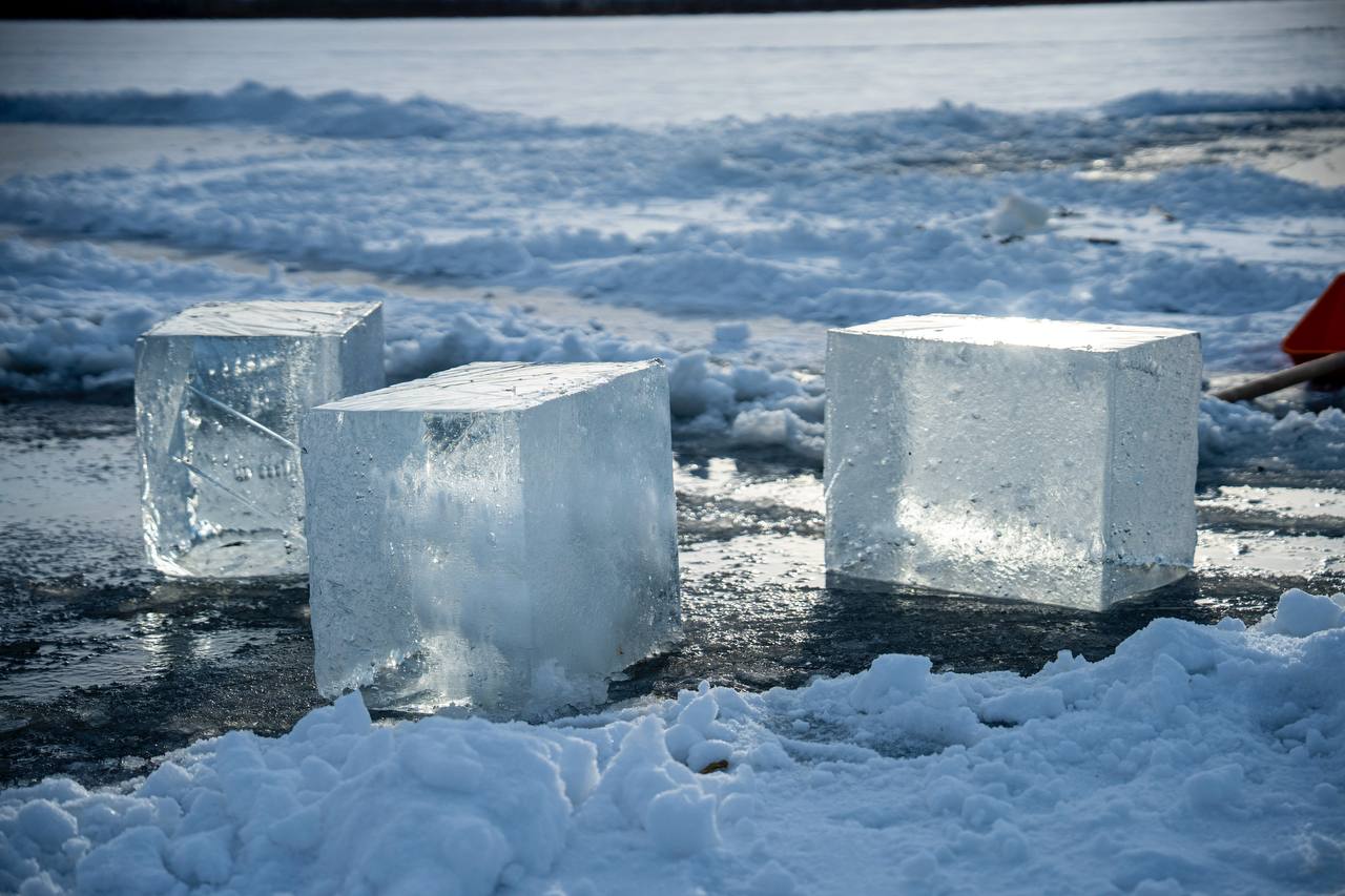 Ледовые городки строятся на севере Забайкалья В поселках Чара и Новая Чара Каларского округа отстраивают два ледовых городка В Новой Чаре возводят горки Кодар и Удокан а также эвенкийские чумы и нарты В Чаре планируется строительство солнечной системы к 65 летию полёта Юрия Гагарина в космос На создание нужно более 150 кубометров льда Работы идут полным ходом благодаря слаженной работе администрации округа и компании Удоканская медь пишет Осипов Фото тг канал 18 Александра Осипова НовыйГод2026 ChitaMedia Забайкальский край