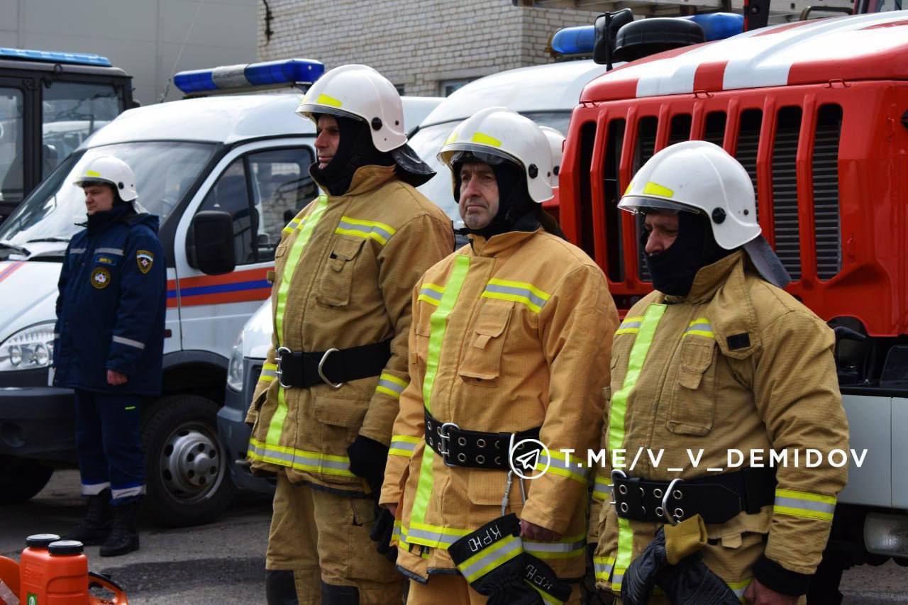 С начала года в Белгороде произошло 14 ландшафтных пожаров В 90% случаев причина одна: неосторожность с огнём. Каждый непотушенный костёр или брошенный окурок — угроза домам, лесам и даже жизням. Сейчас в городе действует особый противопожарный режим! Специалисты круглосуточно мониторят ситуацию: — 17 панорамных камер в режиме реального времени — мобильные группы спасателей + студенты колледжа им. Бурцева в патрулях Предупреждаем риски: — 32 км противопожарных полос вдоль дорог у Сосновки — подомовые обходы частного сектора: объясняем, предупреждаем, помогаем Готовы к ЧП: — запас техники: ранцы, опрыскиватели, огнетушители — оперативная группа: 150 человек, 27 единиц техники, 11 видов вооружения. Обратите внимание! Запрещено: — Жечь мусор и траву на участках — Разводить костры в лесах и парках Штрафы за нарушение: — Граждане: 2 000–4 000 ₽ — Должностные лица: 15 000–30 000 ₽ — Организации: 200 000–400 000 ₽ Дорогие друзья, помните, огонь не прощает ошибок. Одна искра — и пламя может поглотить гектары леса или перекинуться на дома. По всем вопросам звоните 112. Берегите себя, близких и наш Белгород!
