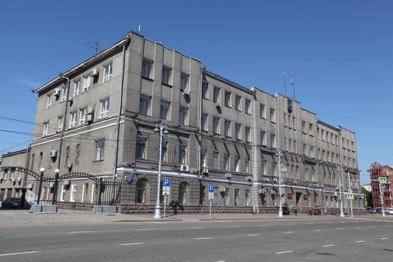 С начала года экономия бюджета Иркутска составила около 250 миллионов рублей. Это стало возможным благодаря конкурентной политике и прозрачности закупочных процедур. В сравнении с аналогичным периодом 2024-го сумма выросла. С января по настоящее время было заключено свыше 12 тысяч контрактов на общую сумму более 10 млрд рублей. Как отмечают специалисты комитета по экономике и стратегическому планированию мэрии, с 2023 года внедрено размещение малых закупок в электронных магазинах, что позволило обеспечить доступ к закупкам малому бизнесу и получить дополнительную экономию. – Ведем планомерную работу по развитию в нашем городе добросовестной конкуренции и повышению эффективности расходования бюджетных средств. Такой подход дает свои результаты. Полученную экономию перераспределяем на решение важных задач: благоустройство и содержание территорий, снос аварийных многоквартирных домов, выполнение кадастровых работ, – отметил мэр Руслан Болотов. Кроме того, более 14 млн рублей составила экономия при реализации проектов по программам «Есть решение» и «Народные инициативы». Было выполнено благоустройство дворов и территорий, организованы детские и спортивные площадки, приобретено оборудование для школ.