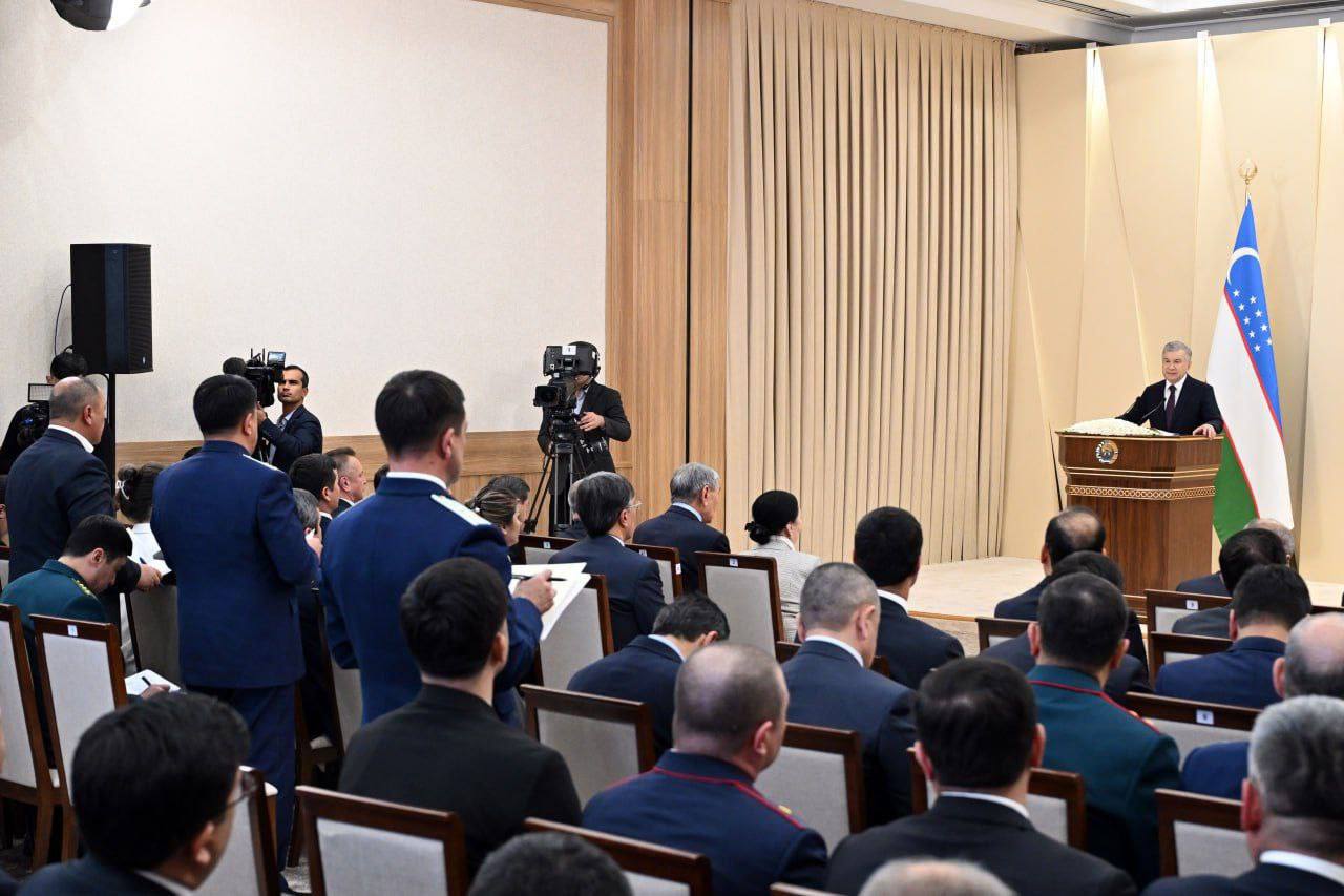 Сообщение пресс службы Президента о том что гости приезжающие в столицу смогут оставить свои автомобили на въезде в город и передвигаться на быстром и безопасном общественном транспорте некорректно истолковывается в некоторых СМИ и социальных сетях Организуемые на пунктах въезда в столицу стоянки не предполагают ограничение въезда в город для гостей или запрет на движение автомобилей Эти стоянки вводятся в Ташкенте для граждан приезжающих в город в качестве дополнительного добровольного выбора и удобства То есть водители могут по своему желанию оставить автомобиль на этих местах и воспользоваться удобным общественным транспортом для передвижения Подпишитесь и следите за актуальными новостями на нашем канале   telegram me joinchat AAAAAEEdc qam7052mnXKA