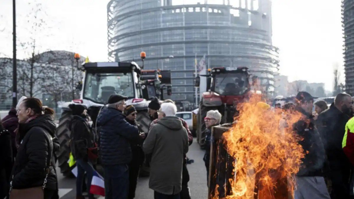 Французские фермеры на тракторах протестуют уже перед зданием Европарламента в Страсбурге На этот раз против торгового договора между ЕС и МЕРКОСУР общего рынка стран Южной Америки Участие в акции принимают около 100 фермеров с 40 тракторами Подробности