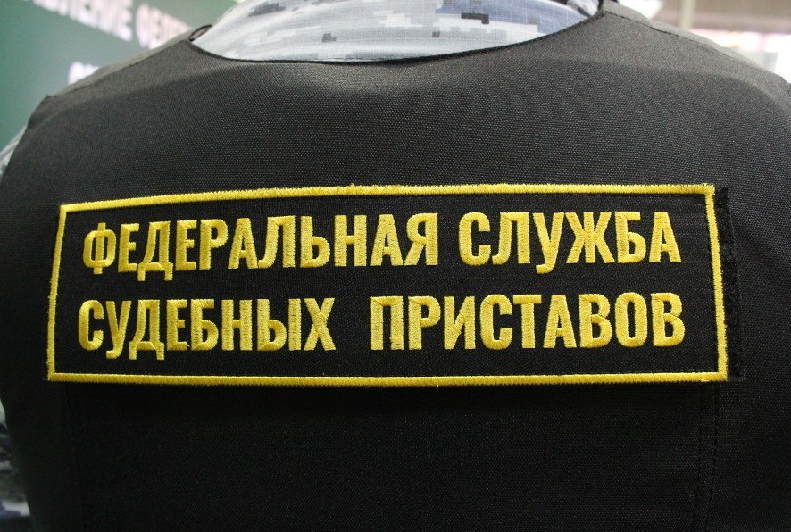 Пятигорчанин задолжал полтора млн рублей алиментов Житель Пятигорска много лет не платил алименты своему сыну. Только когда ребенку исполнилось 17 лет, он начал перечислять деньги, но погасил лишь незначительную часть долга. Было возбуждено исполнительное производство. Судебный пристав установил, что у должника есть квартира, и вынес постановление о запрете регистрационных действий с ней. Но это не действовало на должника до тех пор, пока он не решил продать жилье. Но для этого ему пришлось погасить долг по алиментам полностью. Приставы напоминают, что из-за неуплаты алиментов нарушителю могут запретить продавать имущество, а также выезжать за пределы России.